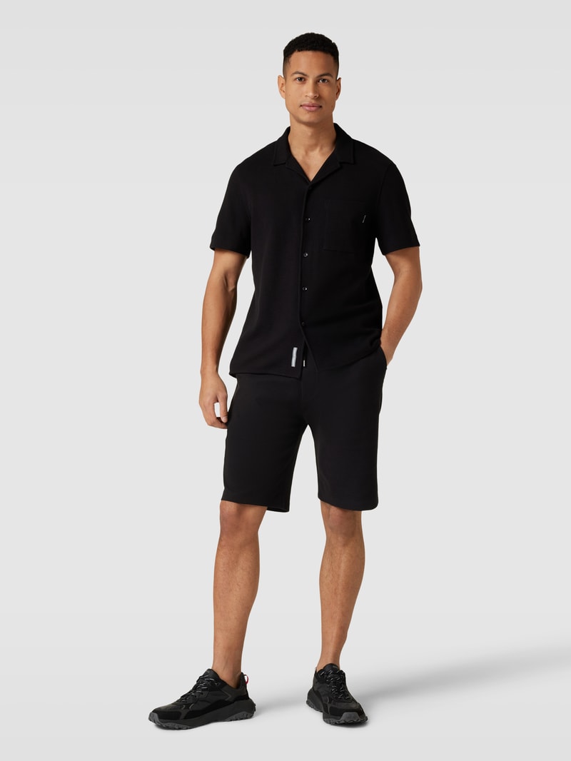 Shorts in unifarbenem Design Modell 'Waffle' in schwarz