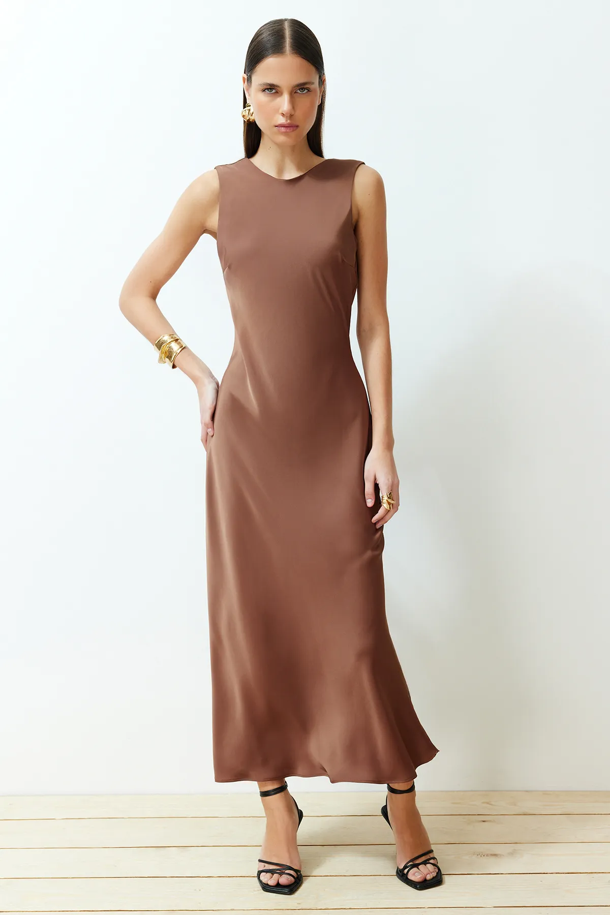 Trendyol Collection  Braunes Maxikleid aus gewebtem Satin mit Rückendetail TWOSS24EL00070