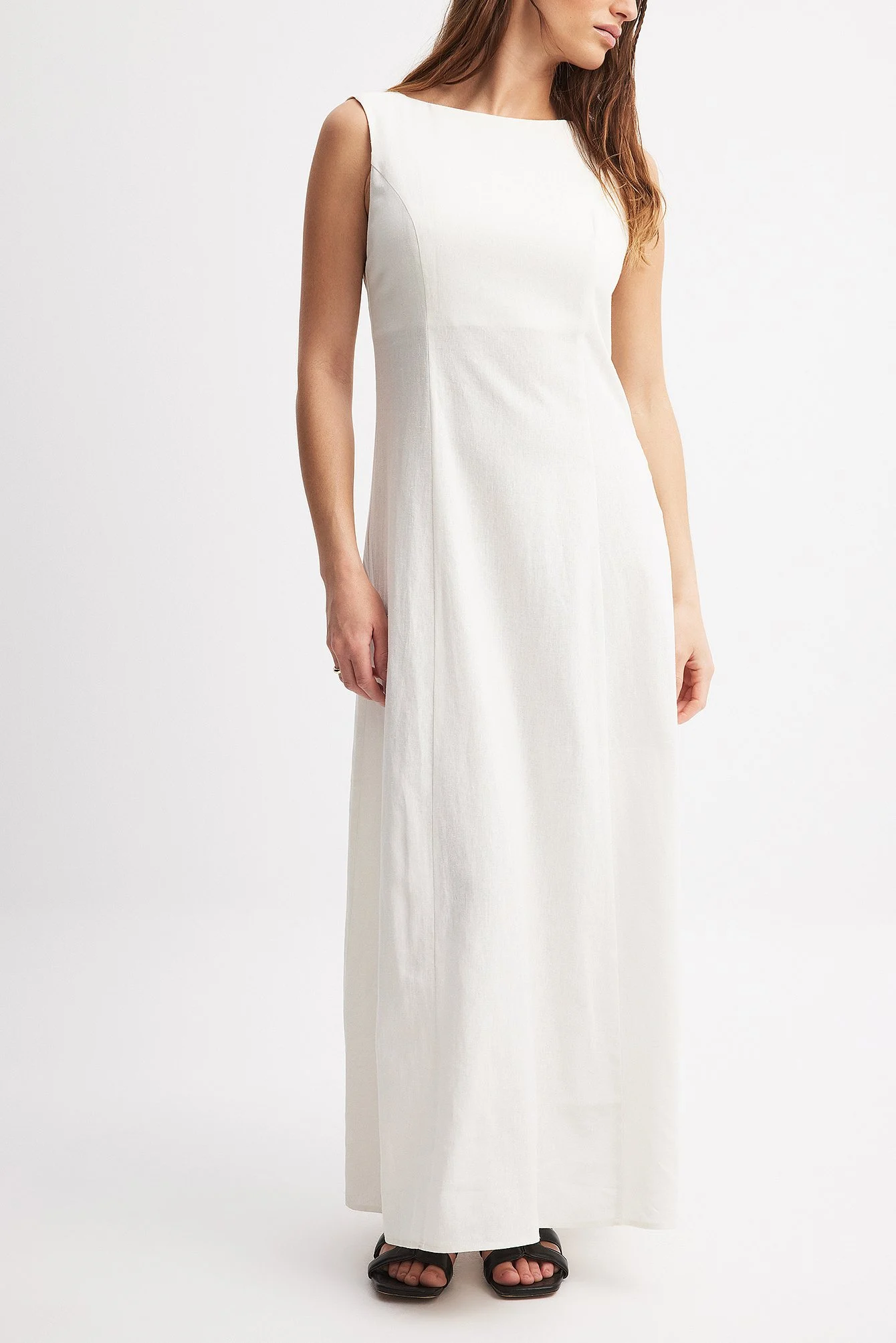 Maxikleid aus Leinen-Mix mit tiefem Rückenausschnitt