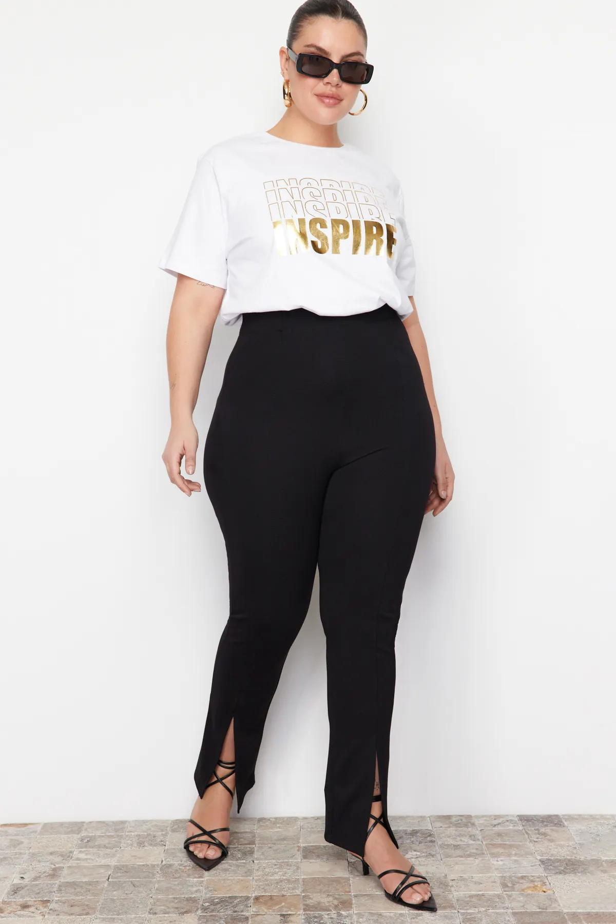Trendyol Curve  Schwarze Strickhose mit Schlitz und hoher Taille TBBSS22PL00014