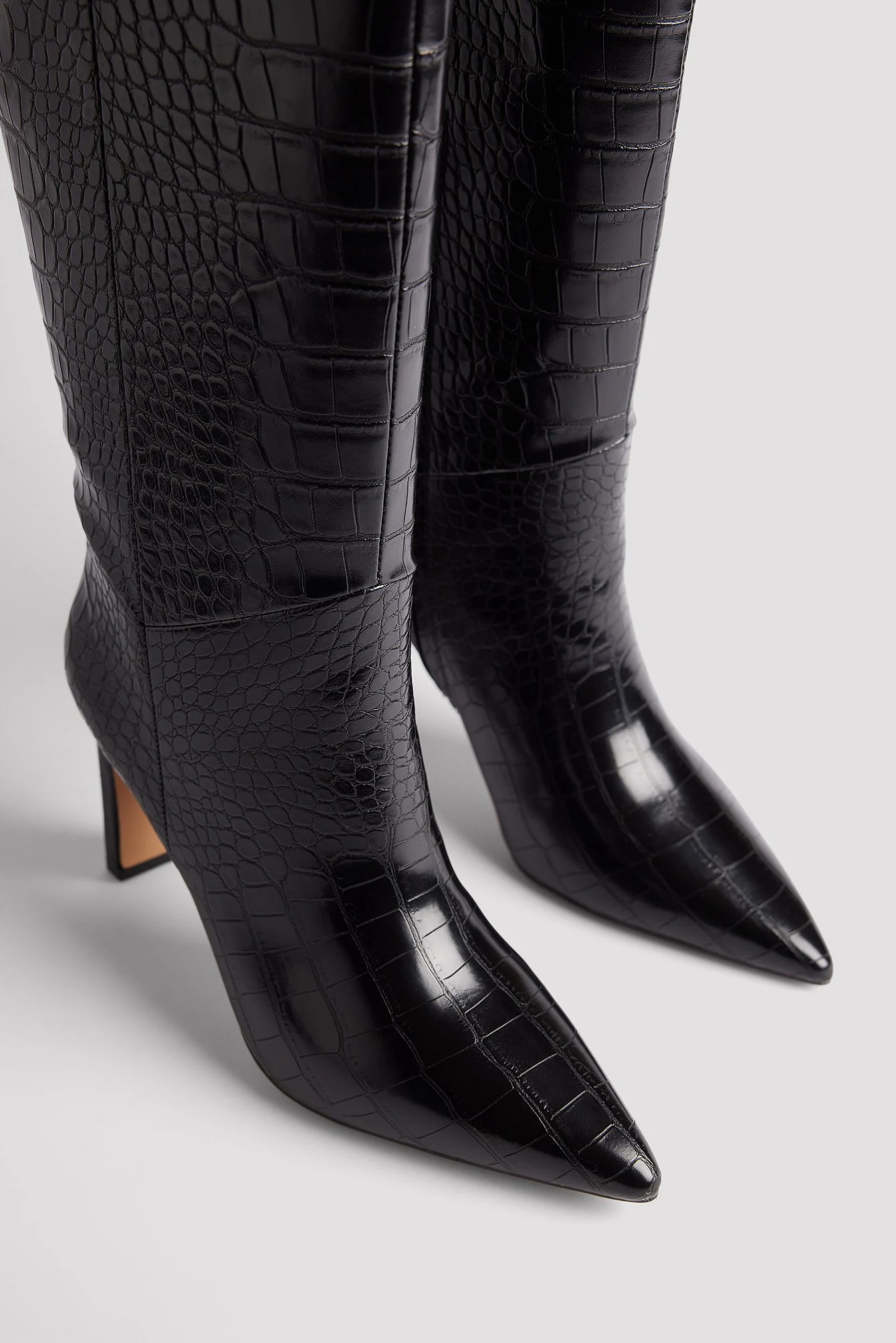 Spitz zulaufende Croc-Stiefel