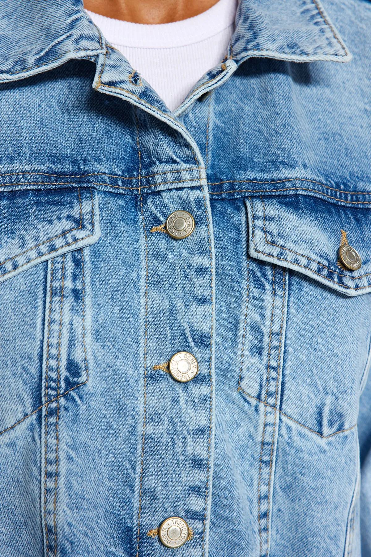 Trendyol Collection  Hellblaue kurze Jeansjacke mit Quasten am Saum TWOSS21CE0046