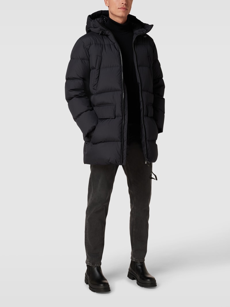 Daunenmantel mit Label-Patch Modell 'Parka' in schwarz