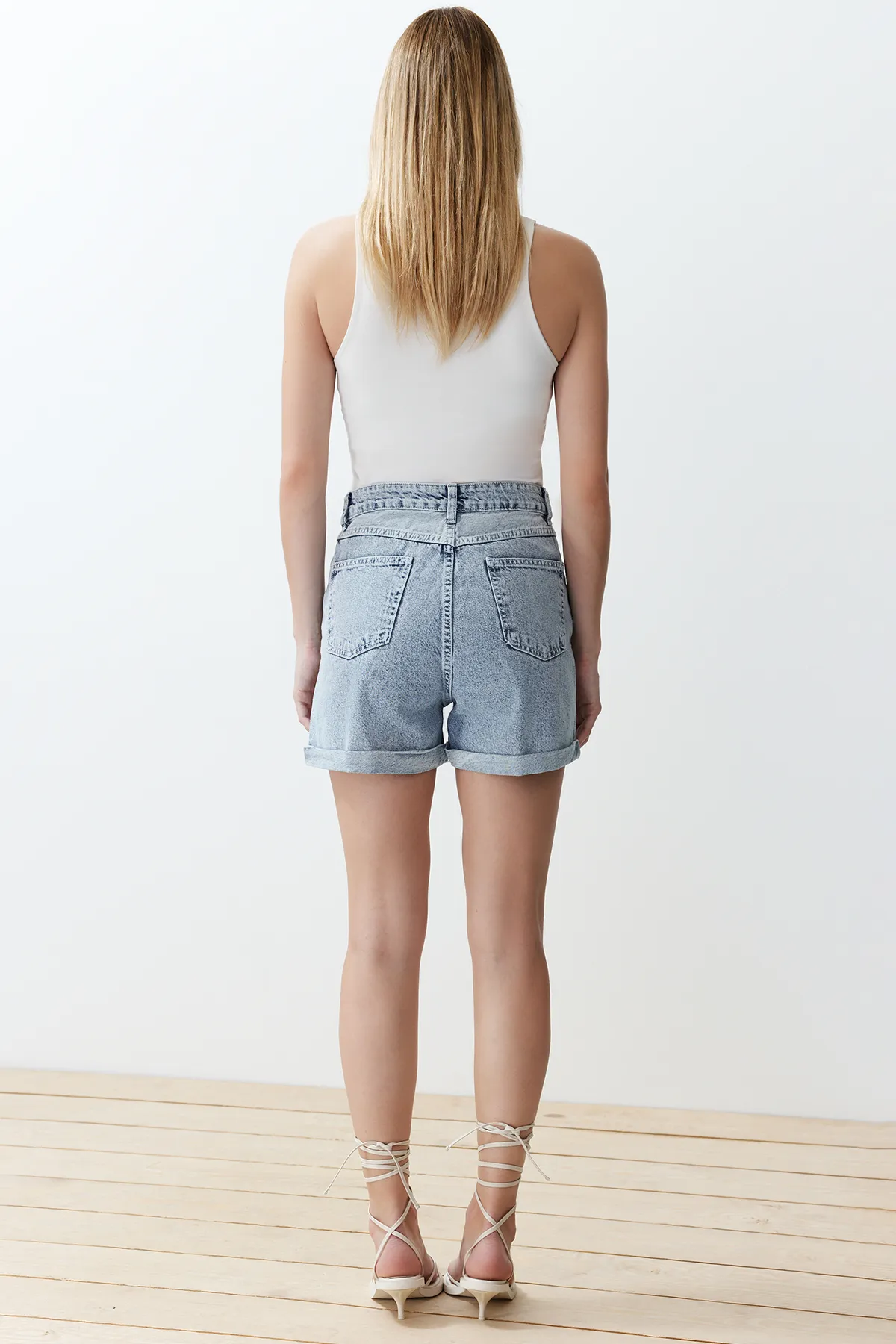 Trendyol Collection  Blaue Jeansshorts mit hoher Taille TWOSS21SR0435