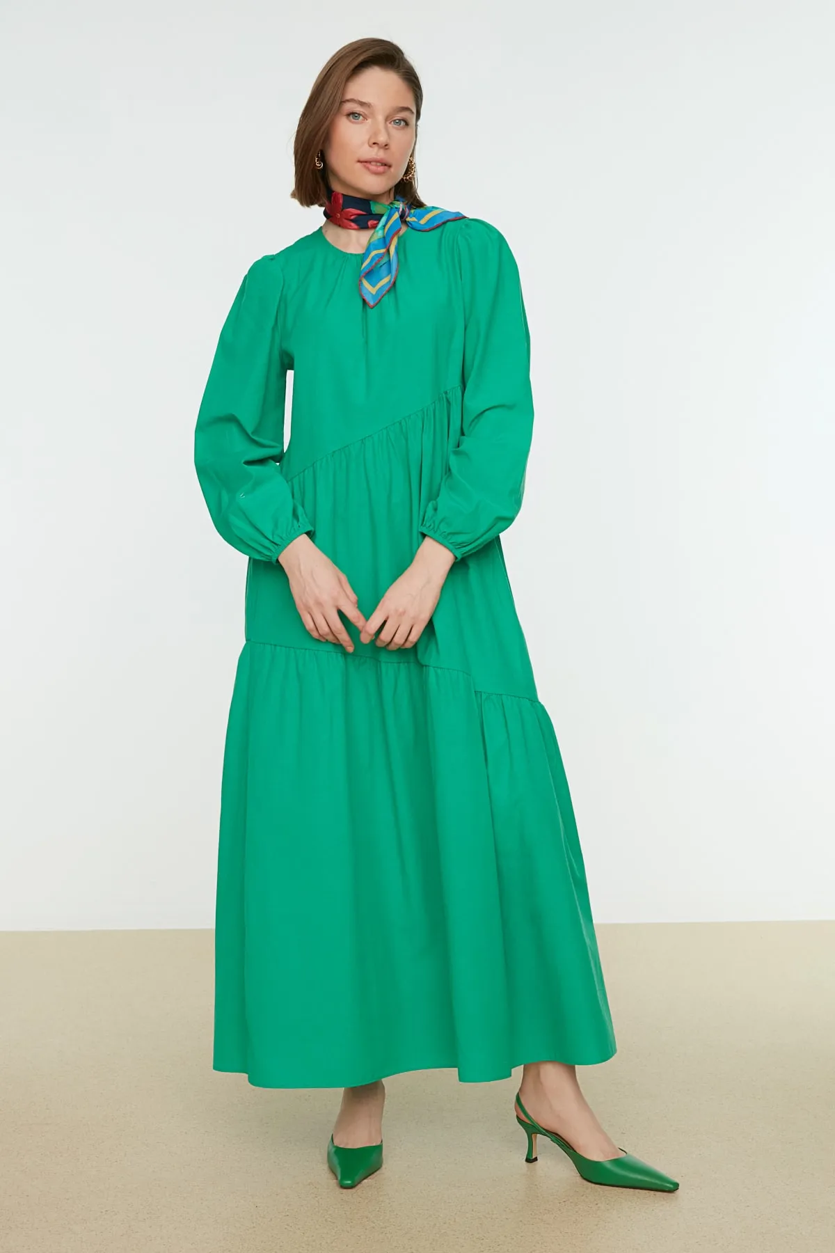 Trendyol Modest  Grünes, gewebtes Baumwollkleid mit weitem Schnitt und Raffung TCTSS21EL3470