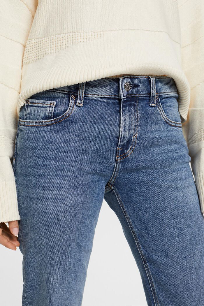 Recycelt: Gerade Jeans mit mittelhohem Bund
