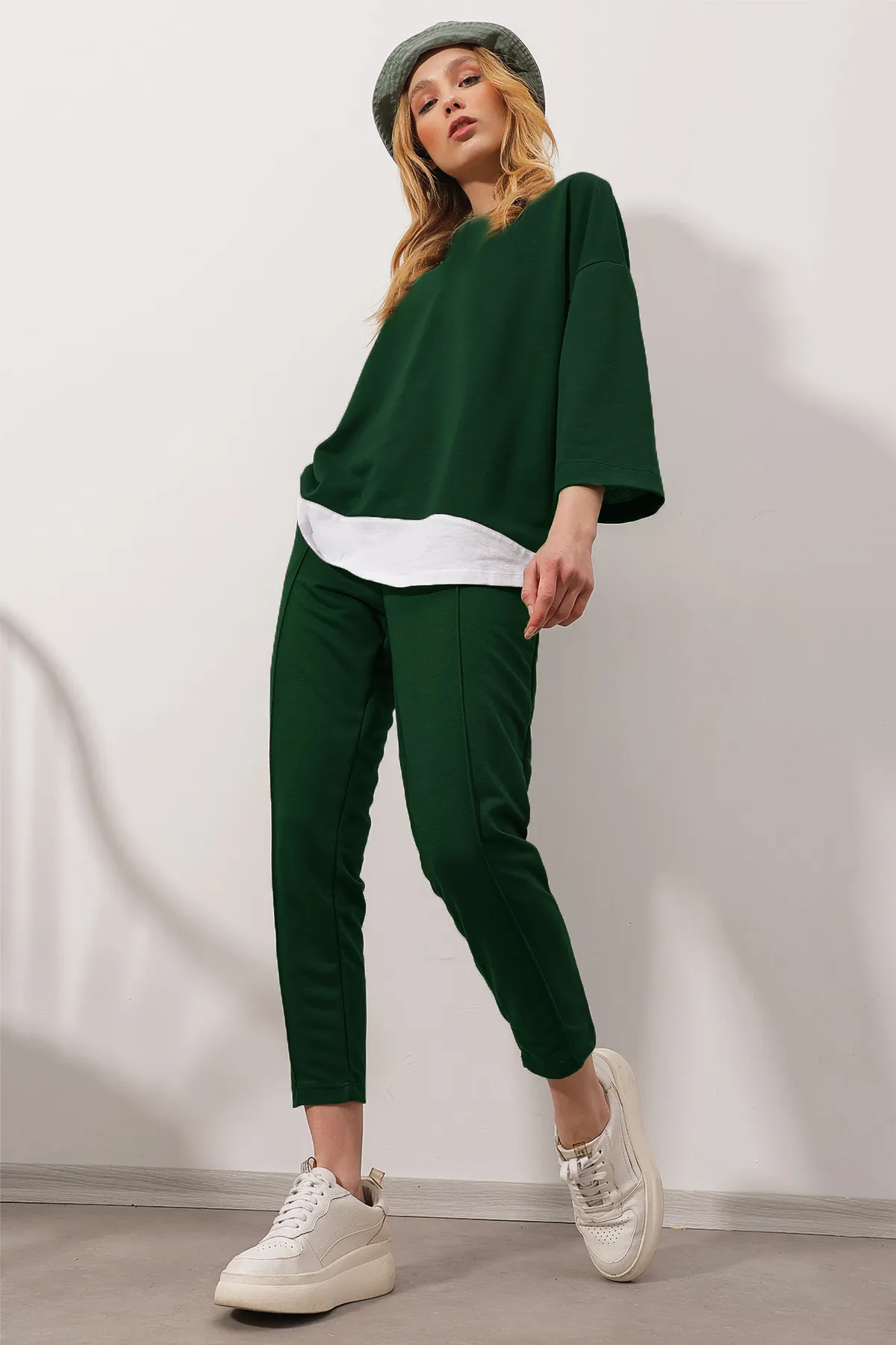 Trend Alaçatı Stili  Smaragdgrüner Damenanzug mit farbiger Bluse mit Rundhalsausschnitt und gerippten Nähten und Doppeltaschen ALC-X8175