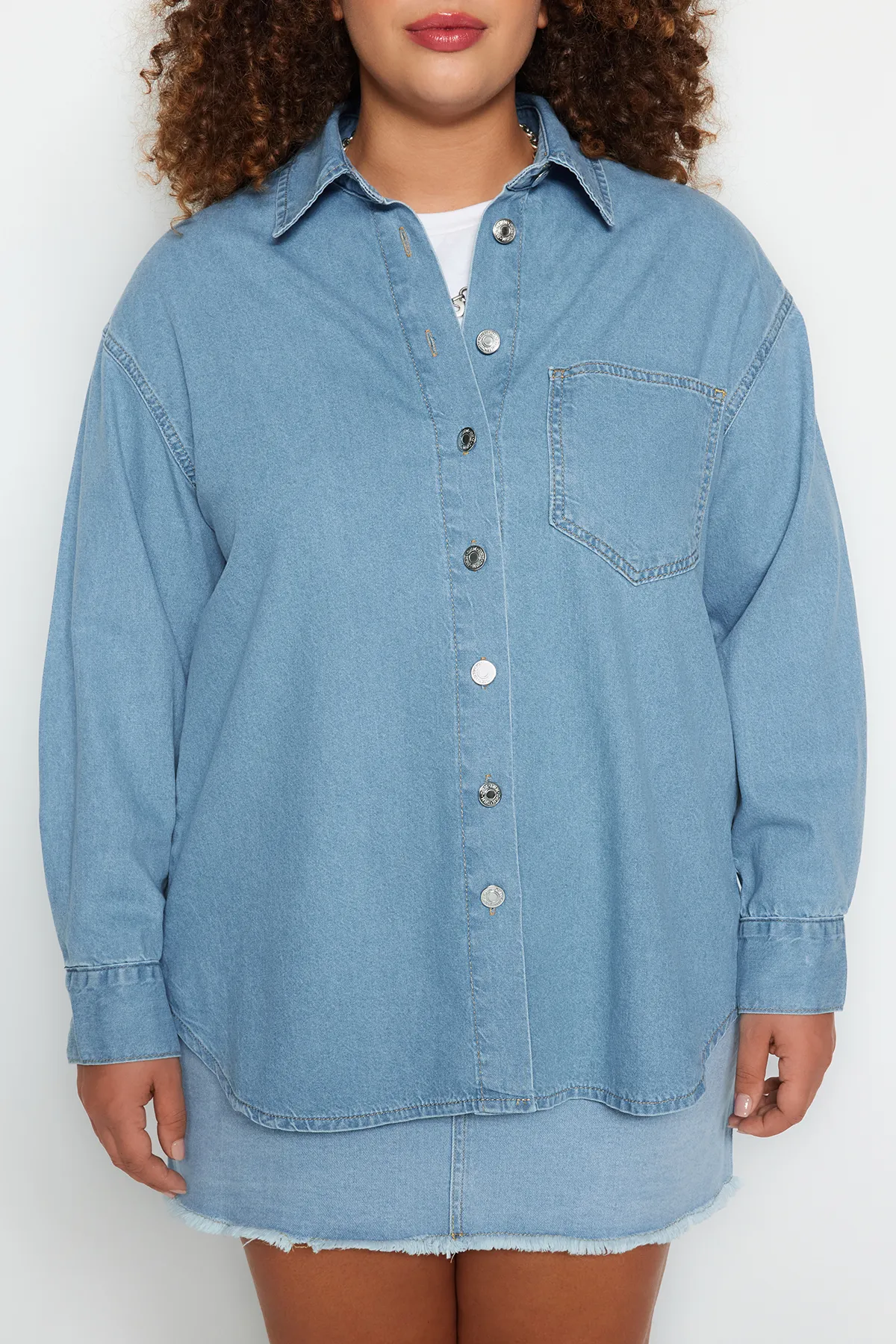 Trendyol Curve  Hellblaues Oversize-Jeanshemd TBBAW24AX00016