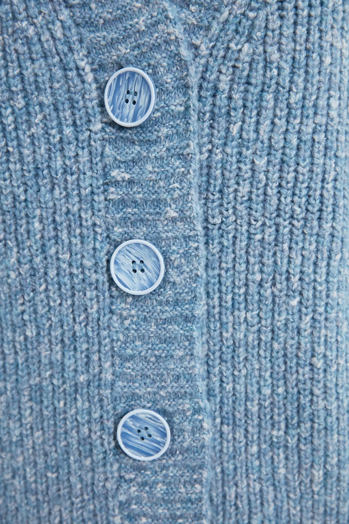 Trendyol Modest  Blauer, geknöpfter, weicher Strick-Cardigan mit V-Ausschnitt TCTAW22HI0397