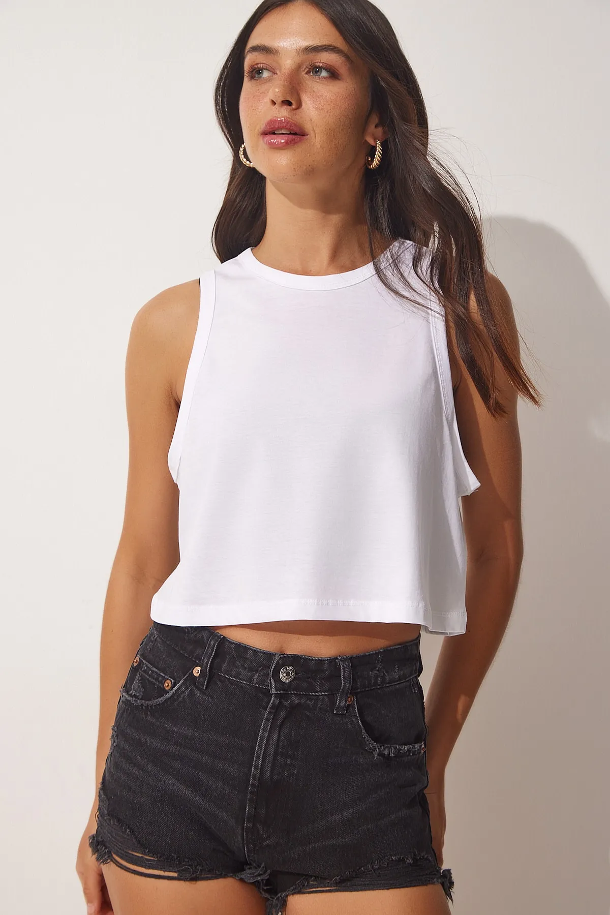 Happiness İstanbul  Weißes Damen-Crop-T-Shirt aus Baumwolle mit Neckholder-Kragen UB00097