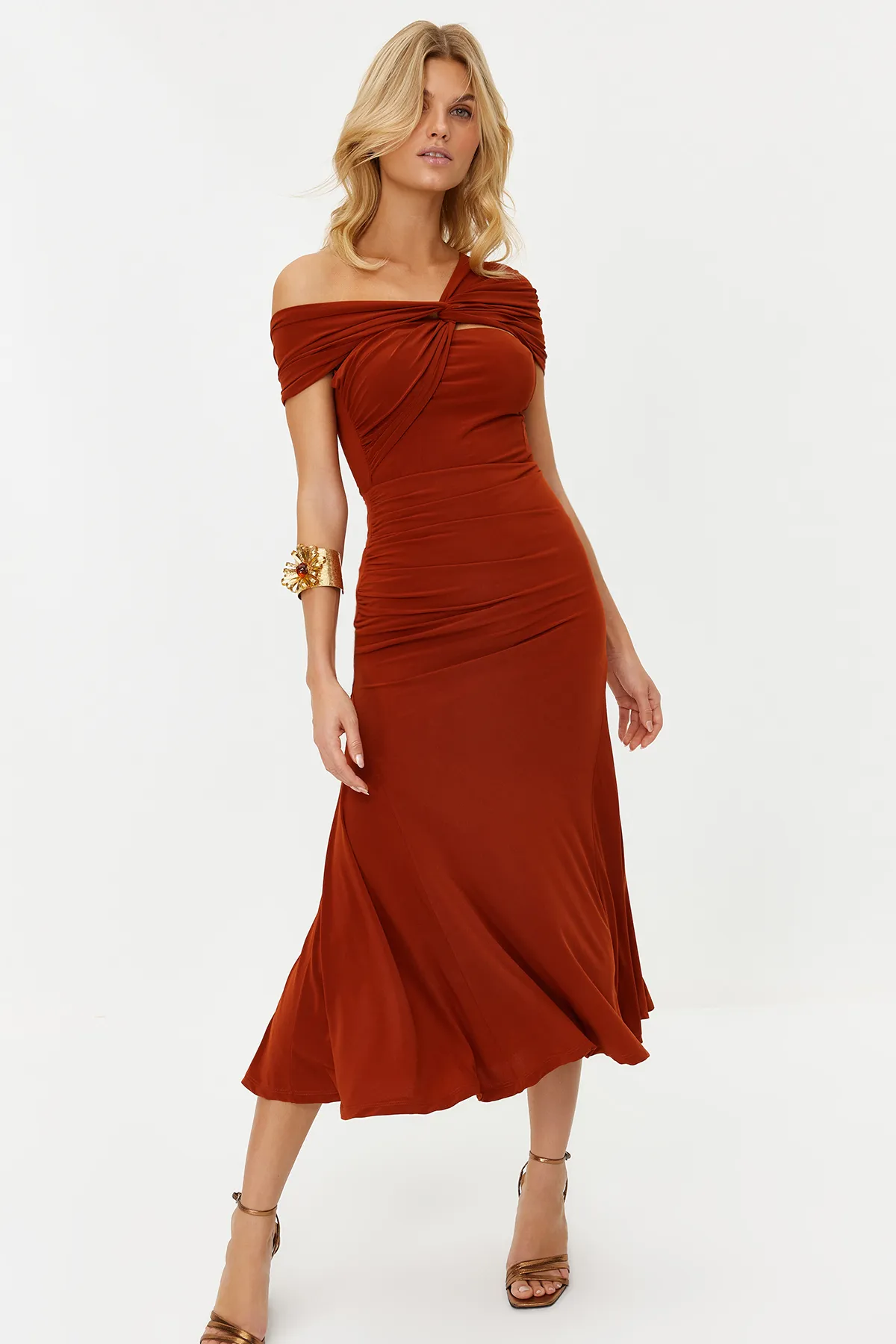 Trendyol Collection  Asymmetrisches Strick-Abendkleid mit Kachelkragen, stilvoll TPRSS24EL00046