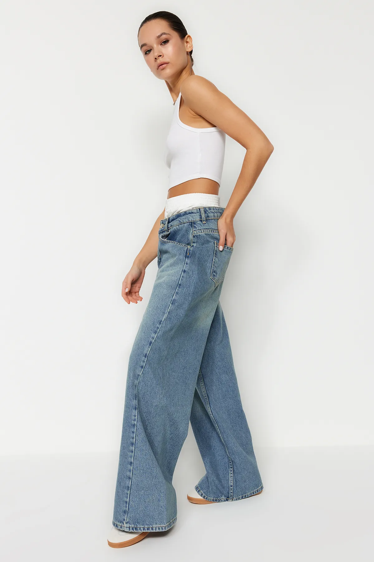 Trendyol Collection  Blaue Boxer-Nähte, detaillierte Low-Waist-Jeans mit weitem Bein TWOSS24JE00053