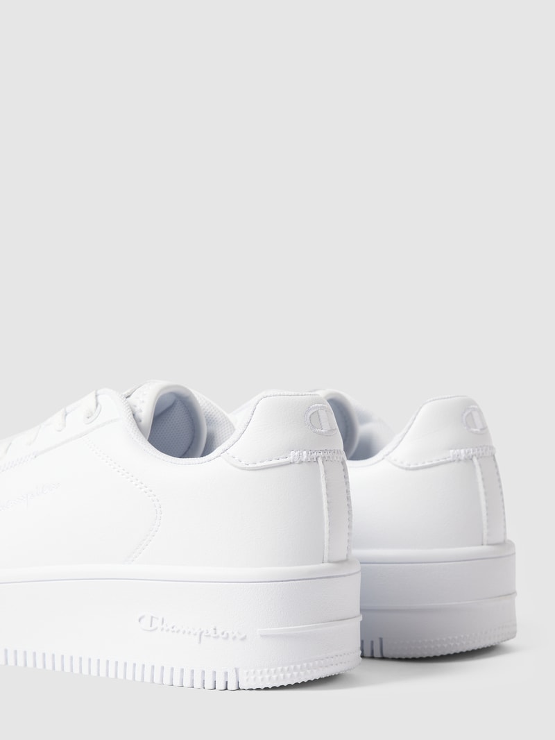 Sneaker mit Label-Stitching in weiß