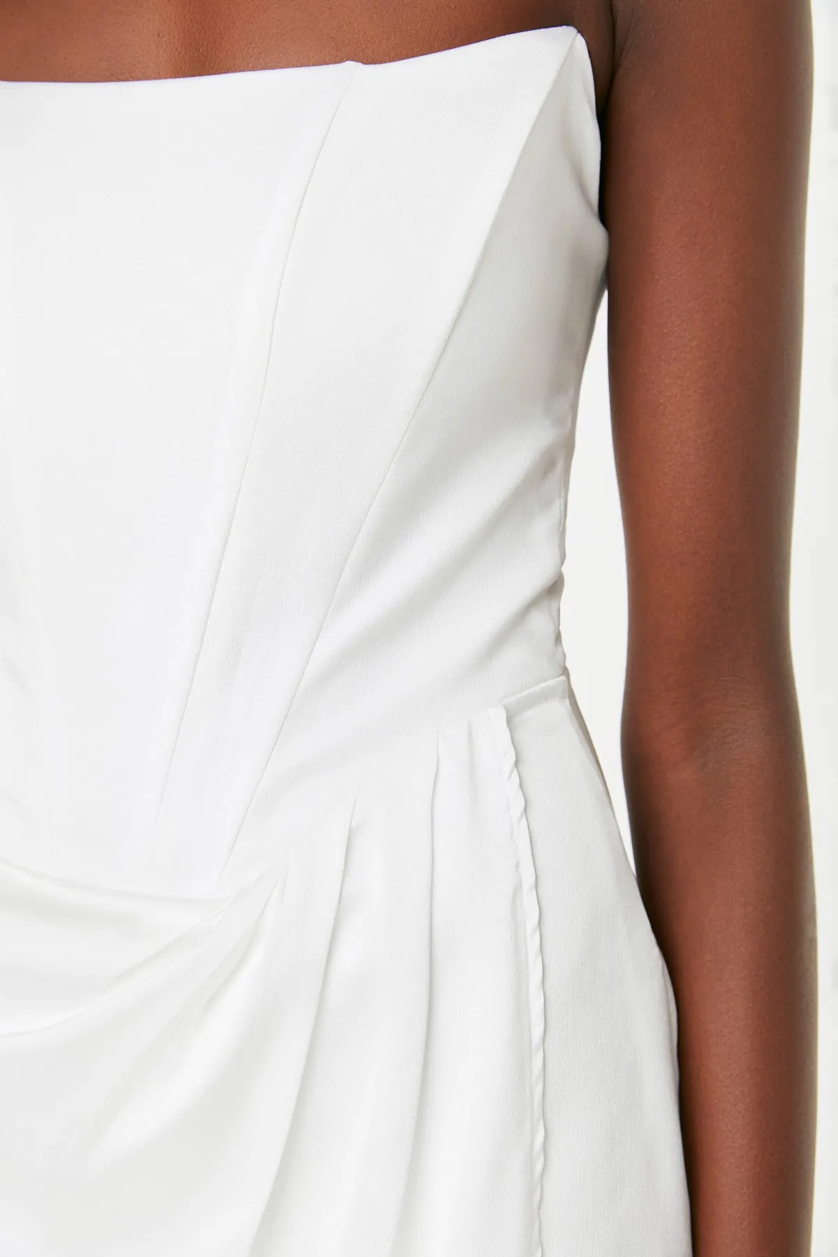 Trendyol Collection  Ecrufarbenes Abendkleid aus Satin mit Bügeln TPRSS22EL2021