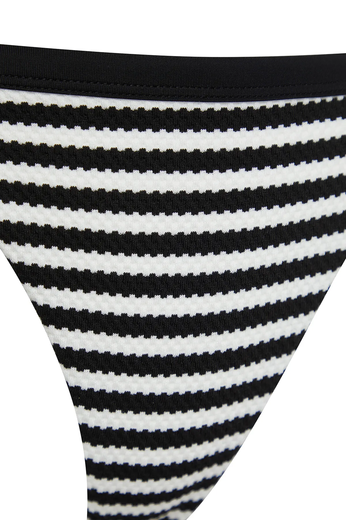Trendyol Collection  Schwarz-weißes, strukturiertes Triangel-Bikini-Set in normaler Passform TBESS24BT00060