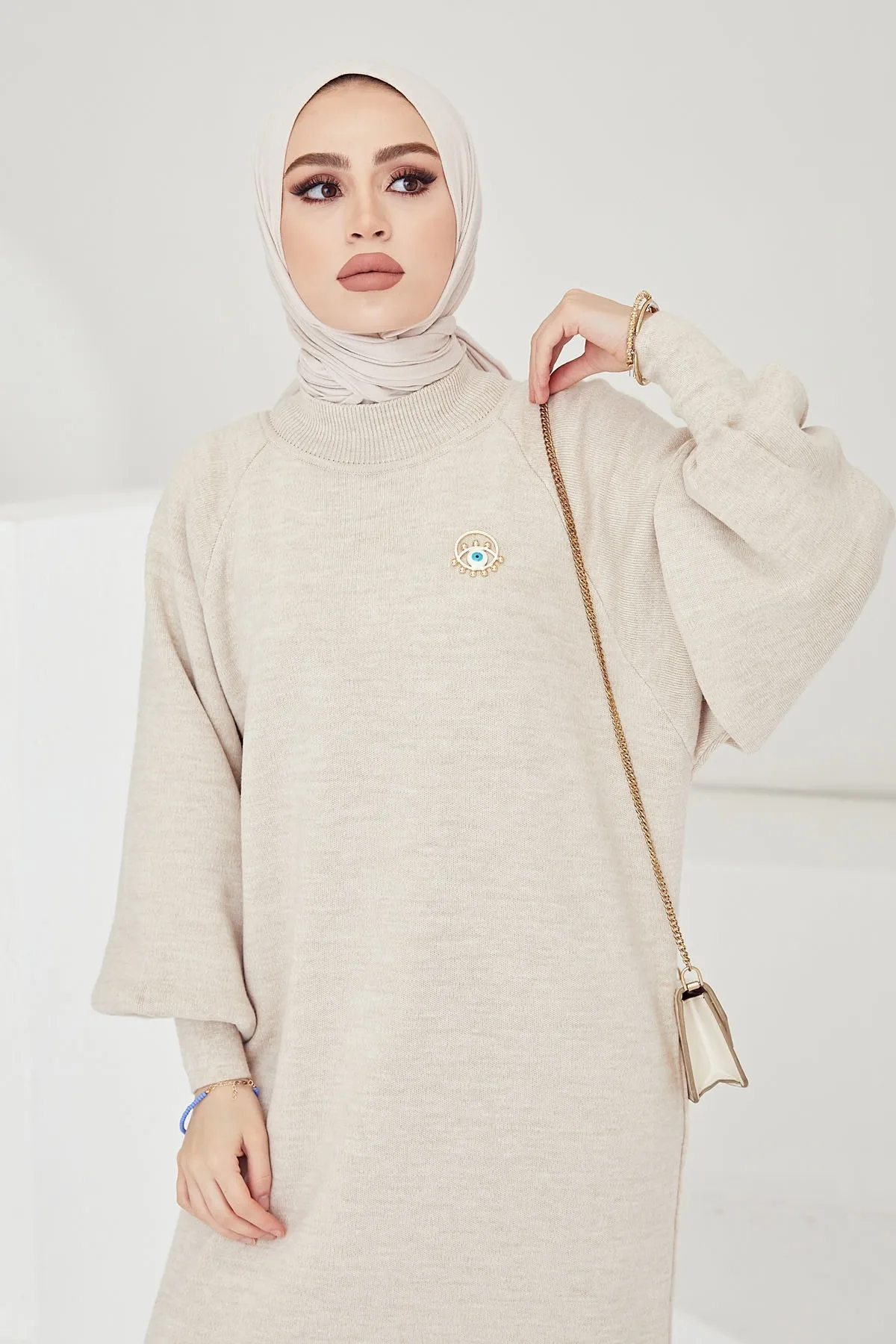 InStyle  Mina Hijab-Kleid aus Strick mit Ballonärmeln – Ecru