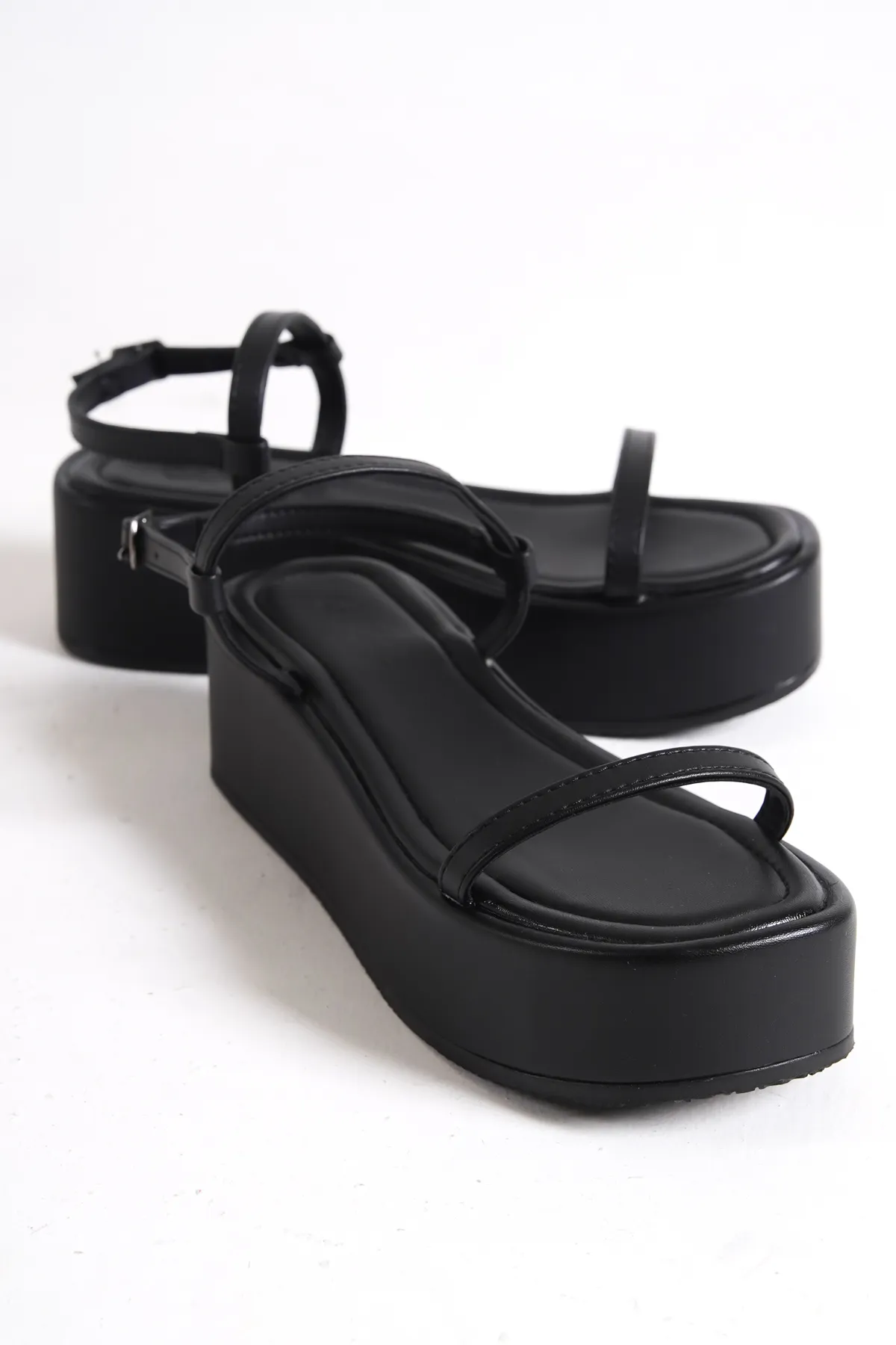 Capone Outfitters  Dünne Damen-Flatform-Sandalen mit Doppelriemen und Keilabsatz