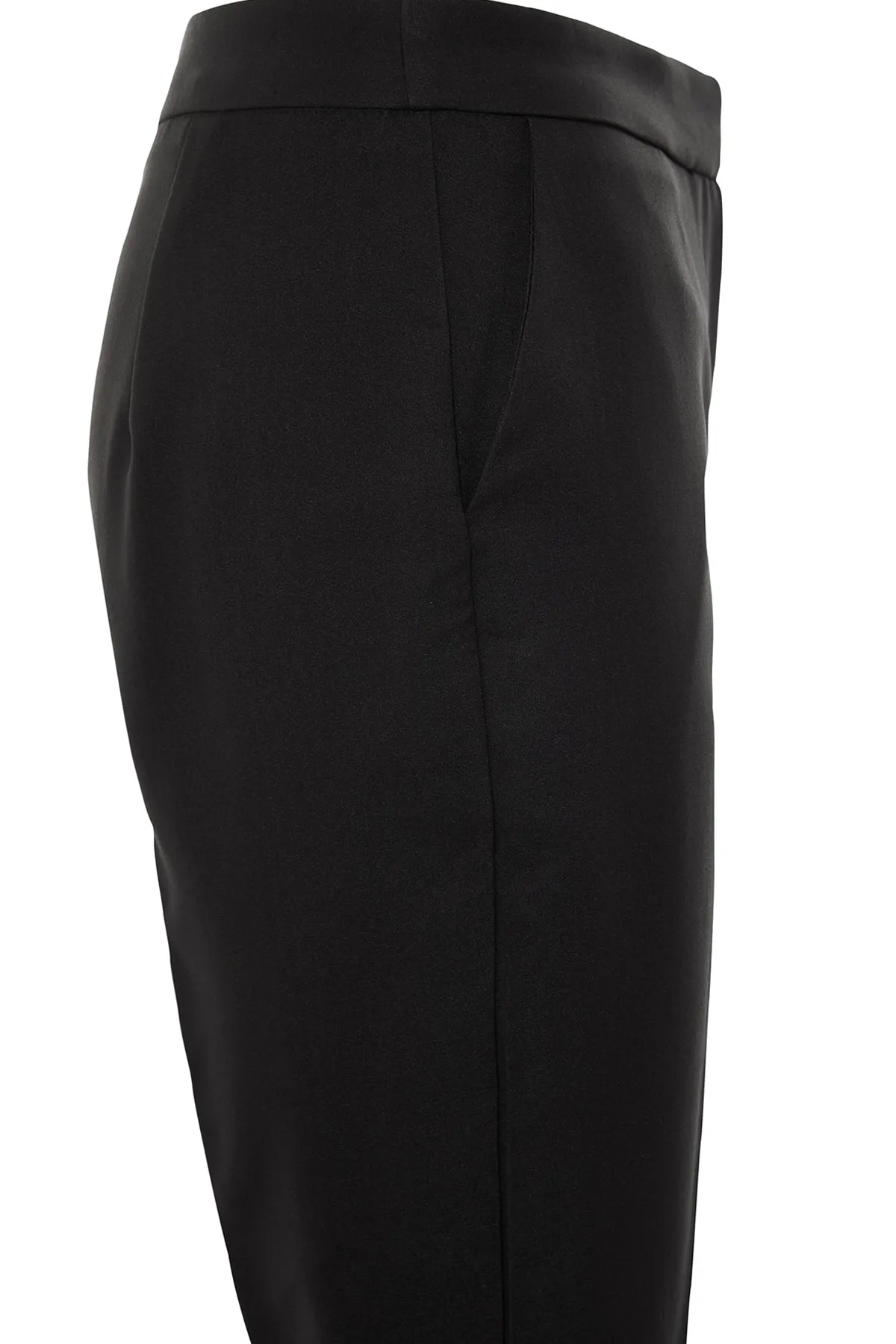 Trendyol Collection  Schwarze gewebte Hose mit schmalem Bein TPRAW23PL00000