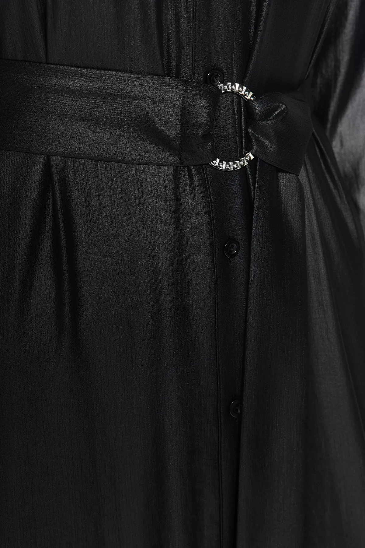 Trendyol Collection  Schwarzes, gewebtes Maxi-Hemdkleid mit Gürtel TWOAW24EL00325