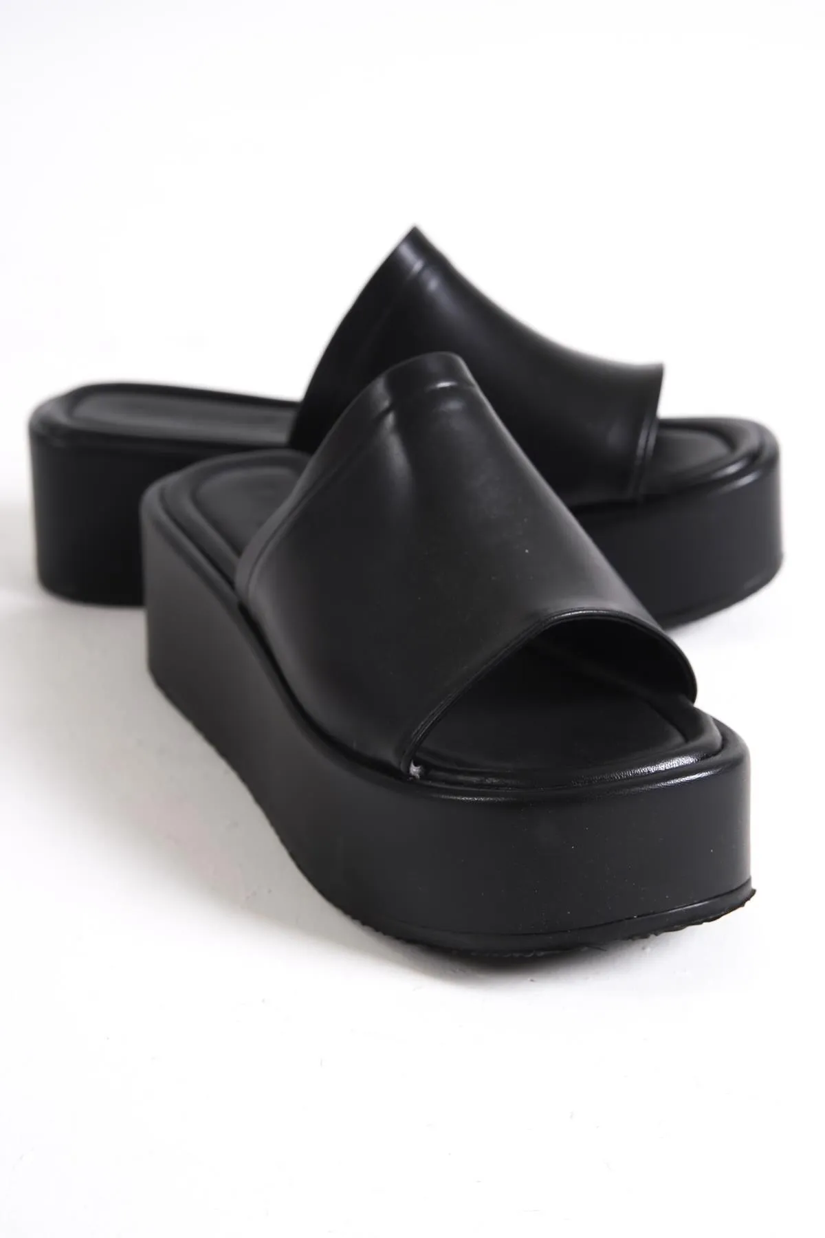 Capone Outfitters  Capone Damen-Sandalen mit einzelnem dicken Riemen und Keilabsatz in Schwarz