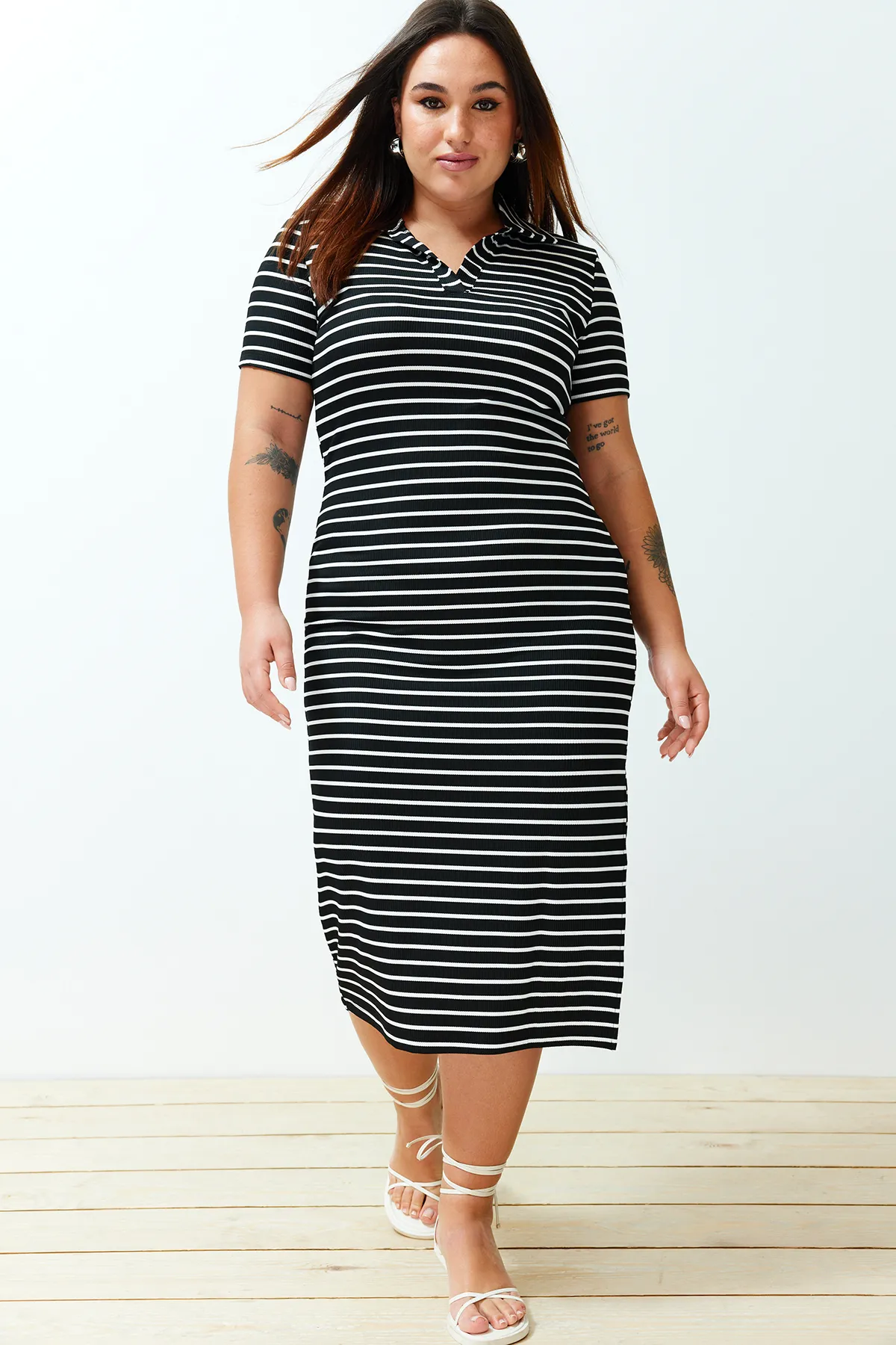 Trendyol Curve  Schwarz-weiß gestreiftes Strickkleid mit Polokragen TBBSS24AH00073