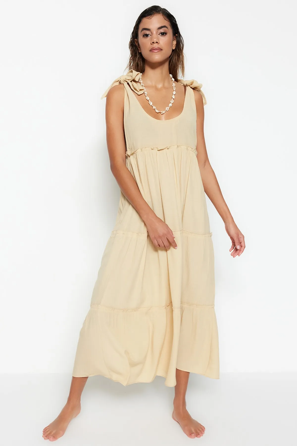 Trendyol Collection  Beiges Maxi-Strandkleid mit gewebten Rüschen TBESS21EL2757
