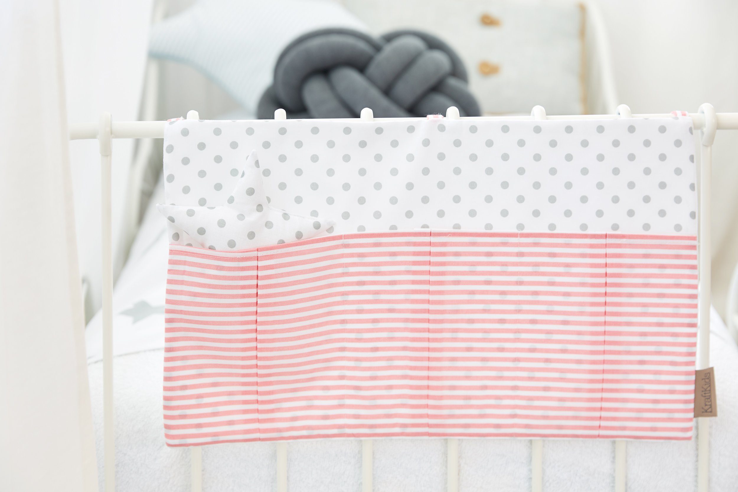 KraftKids Betttasche graue Punkte auf Weiss, mit drei Fächern, innen mit Polyestervlies versteift