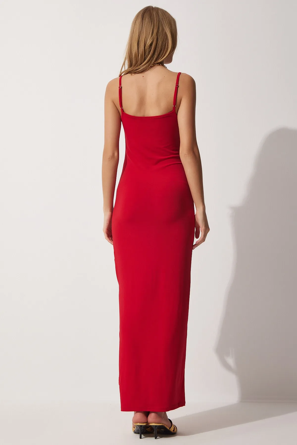 Happiness İstanbul  Langes Sommerstrickkleid aus Saran mit roten Trägern für Damen UB00027