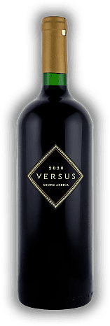 Stellenbosch Vineyards, Versus red 1,0 Liter, Merlot / Shiraz, 2020, Western Cape  Stellenbosch Vineyards, Versus red 1,0 Liter, Merlot / Shiraz, 2020, Western Cape  Fruchtige Nase und Andeutungen von Cassis- Kaffee- und Schokoladenaromen auf dem Gau