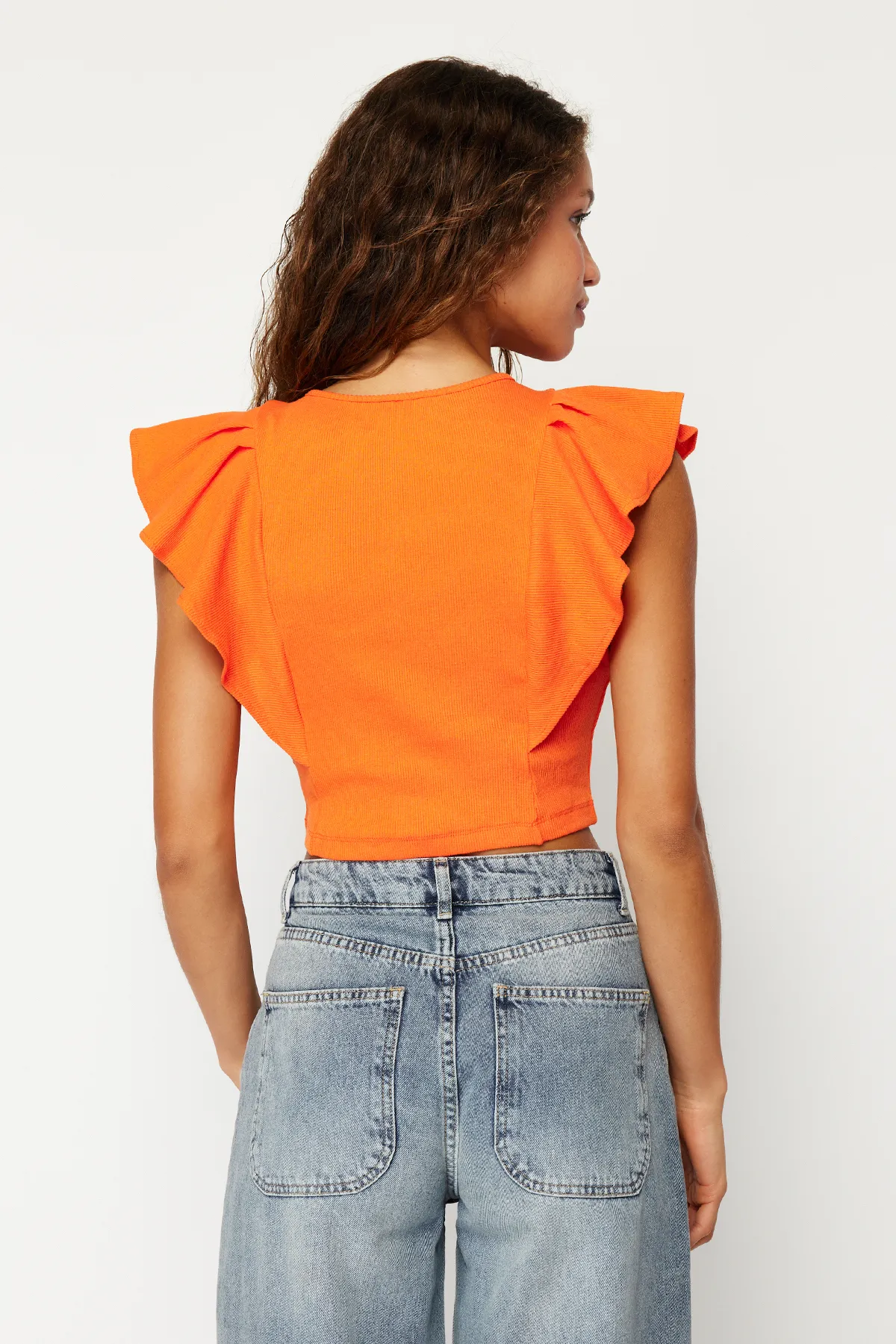 Trendyol Collection  Orangefarbene, gerippte, dehnbare Strickbluse mit Rundhalsausschnitt und Rüschenärmeln TWOSS24BZ00370