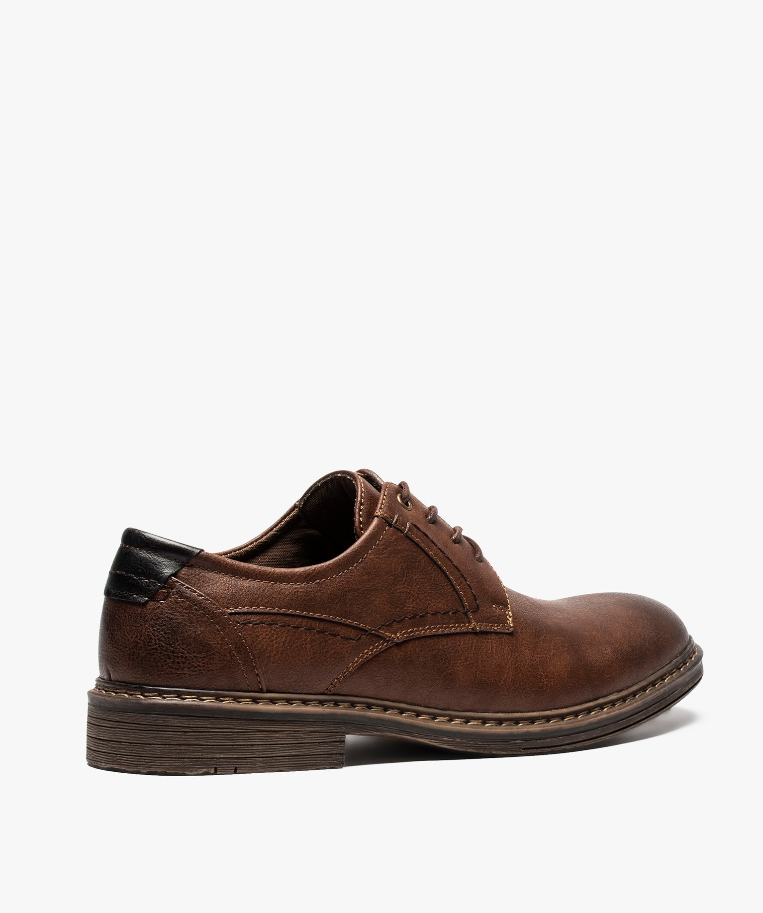 Derbies homme avec un illet métallique et surpiqres camel | GEMO