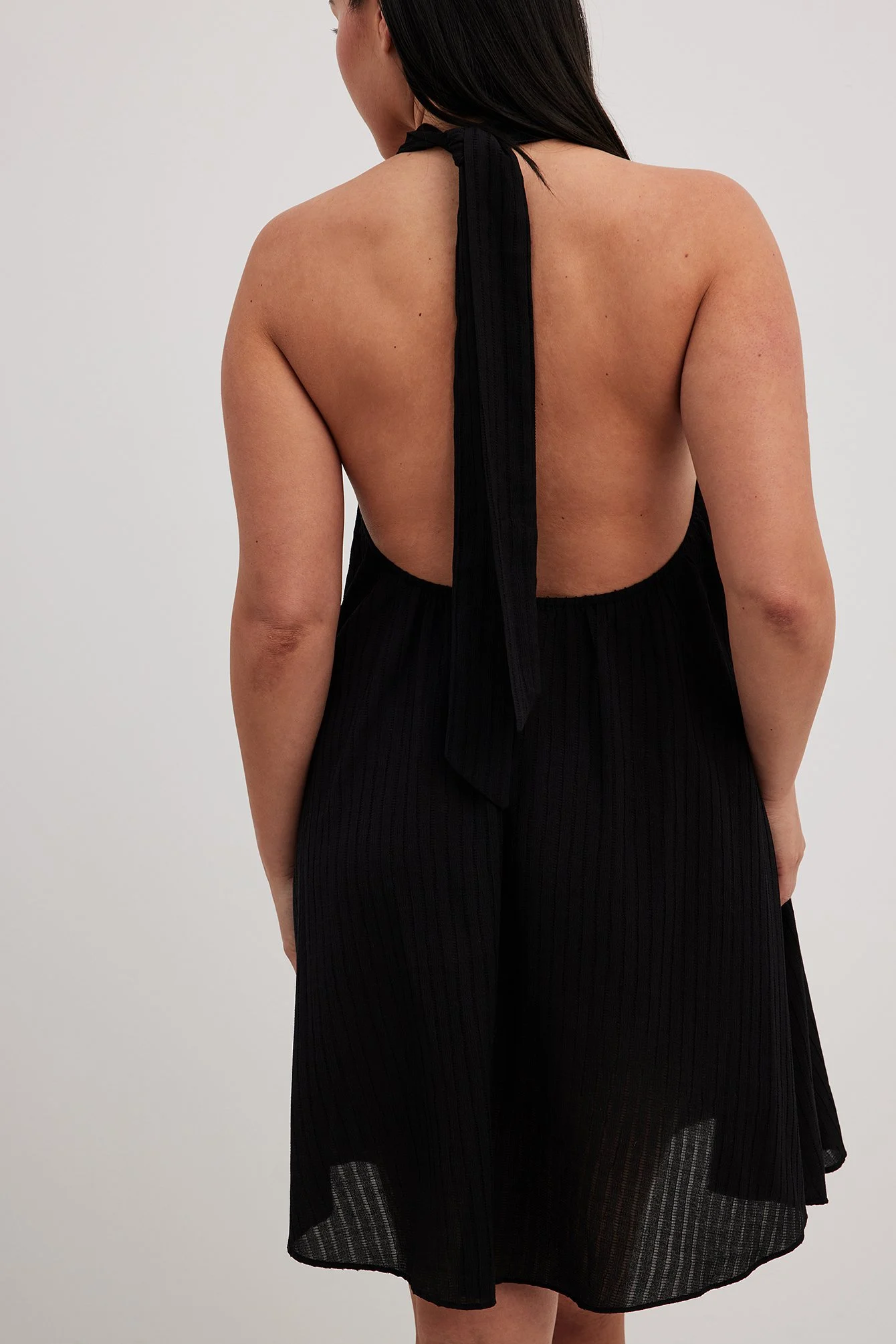 Strukturiertes Minikleid mit Neckholder