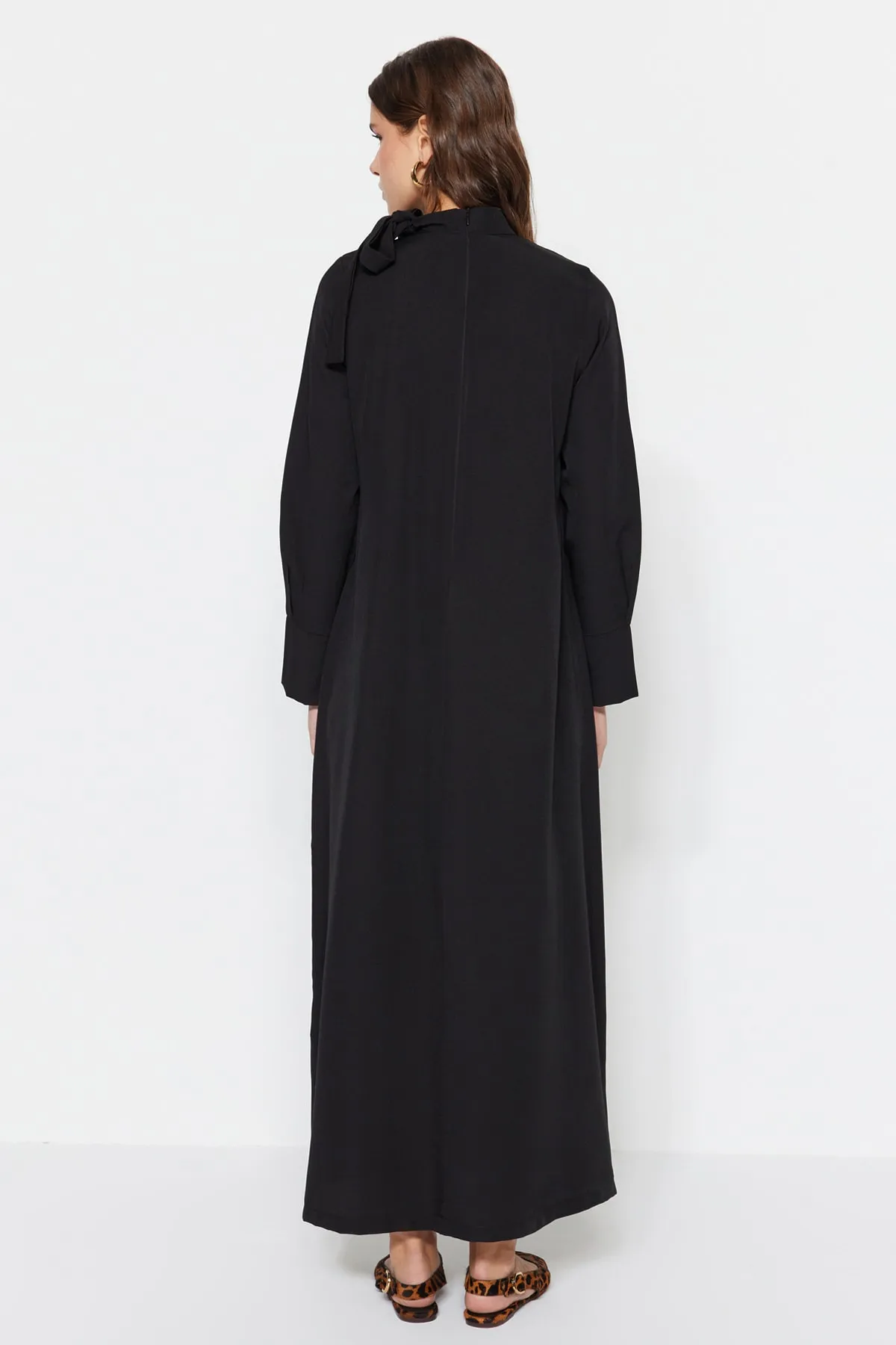 Trendyol Modest  Schwarzes gewebtes Kleid mit Kragen und Krawattendetails TCTSS23EB00283
