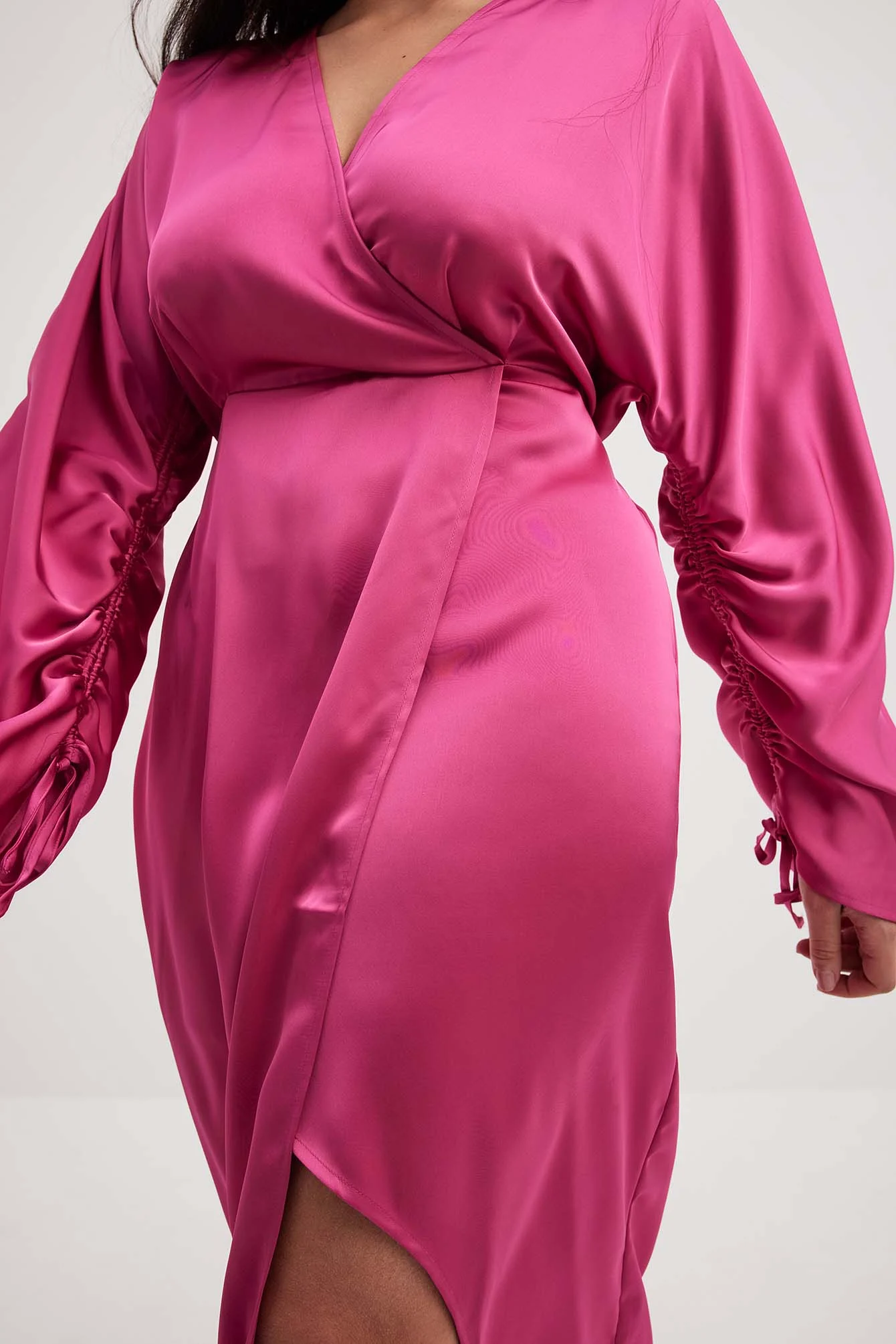Satin maxikleid mit Overlap
