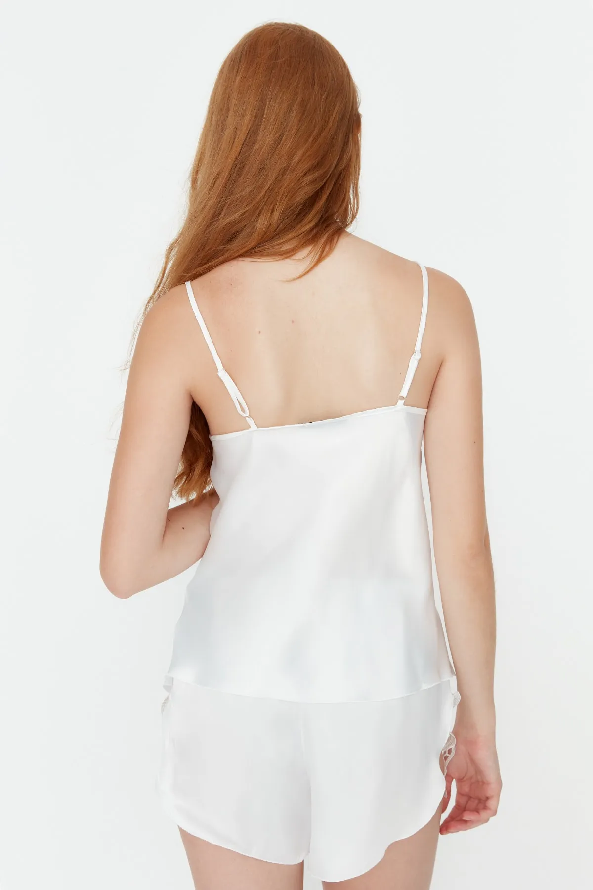 Trendyol Collection  Ecrufarbenes Pyjama-Set aus gewebtem Satin mit Spitzendetails und Seilträgern THMAW21PT0843