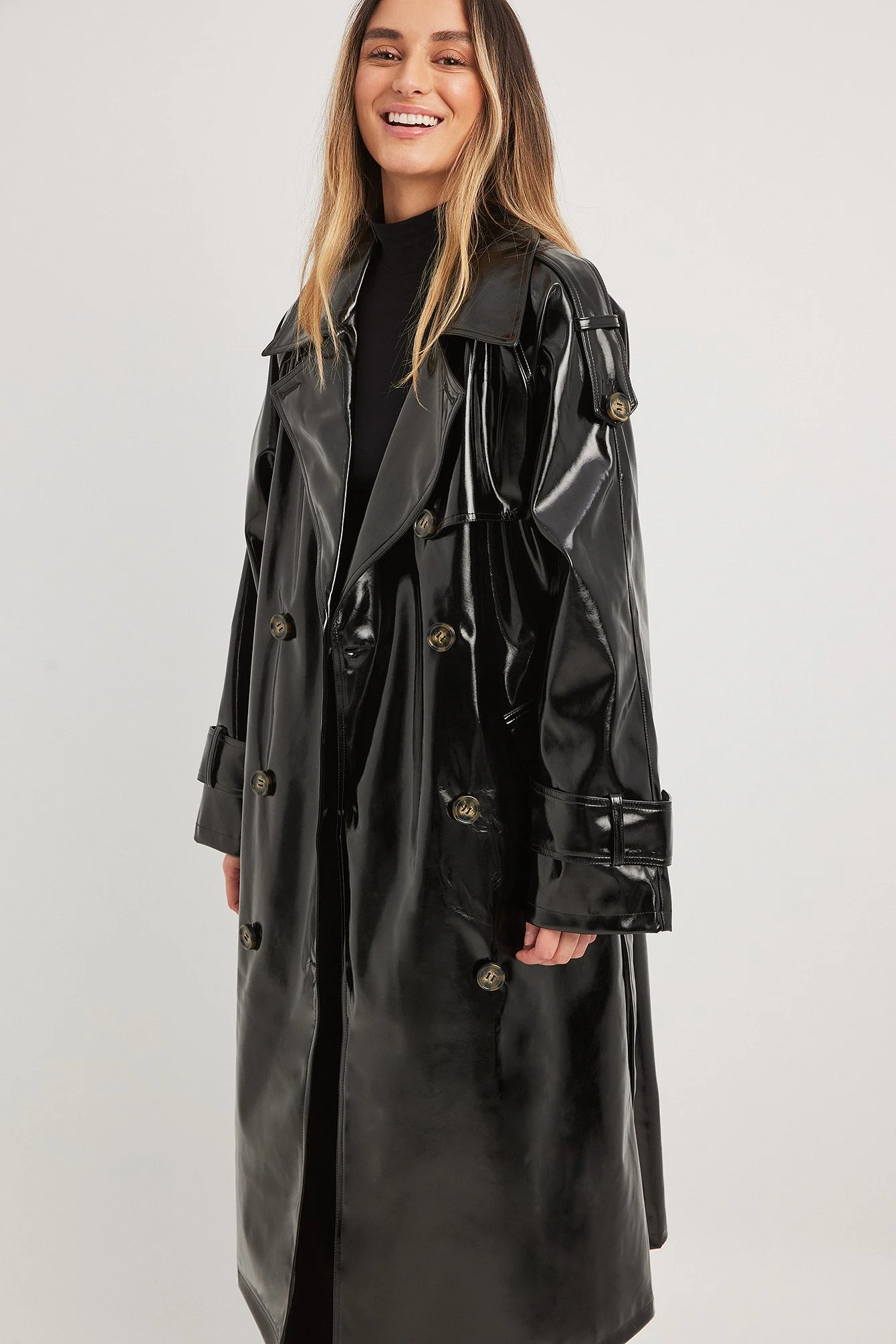Glänzender PU-Trenchcoat mit Gürtel