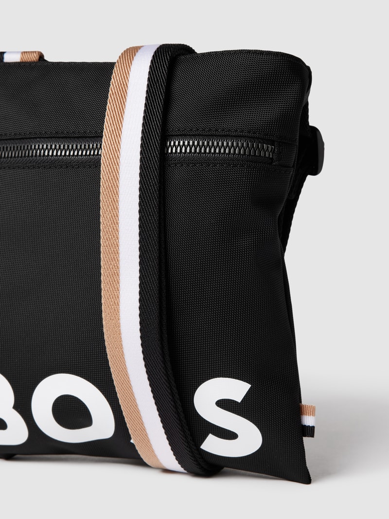 Umhängetasche mit Label-Print Modell 'CATCH' in schwarz
