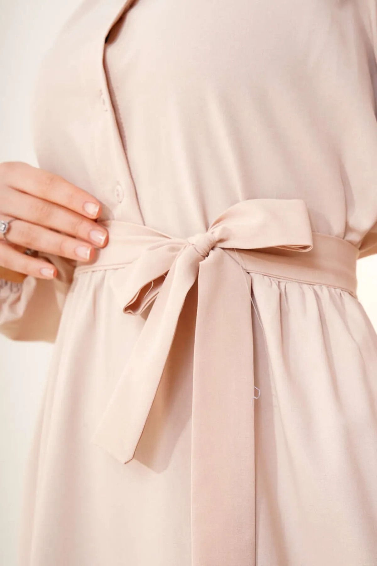 benguen  428 Wunderschönes Hijab-Kleid mit Kragen und Knöpfen in Beige