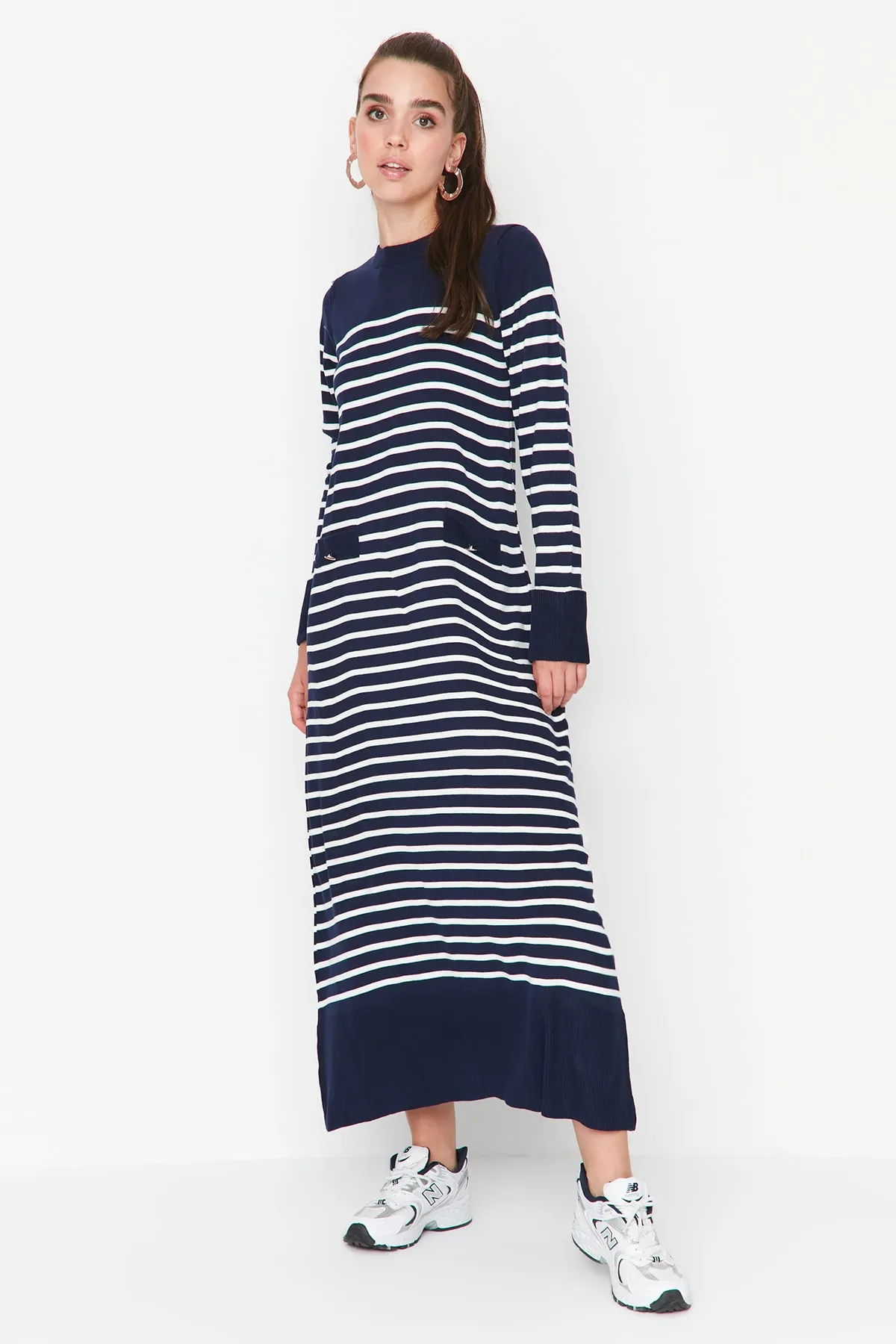 Trendyol Modest  Marineblaues gestreiftes Strickkleid mit Rundhalsausschnitt TCTAW23EB00012