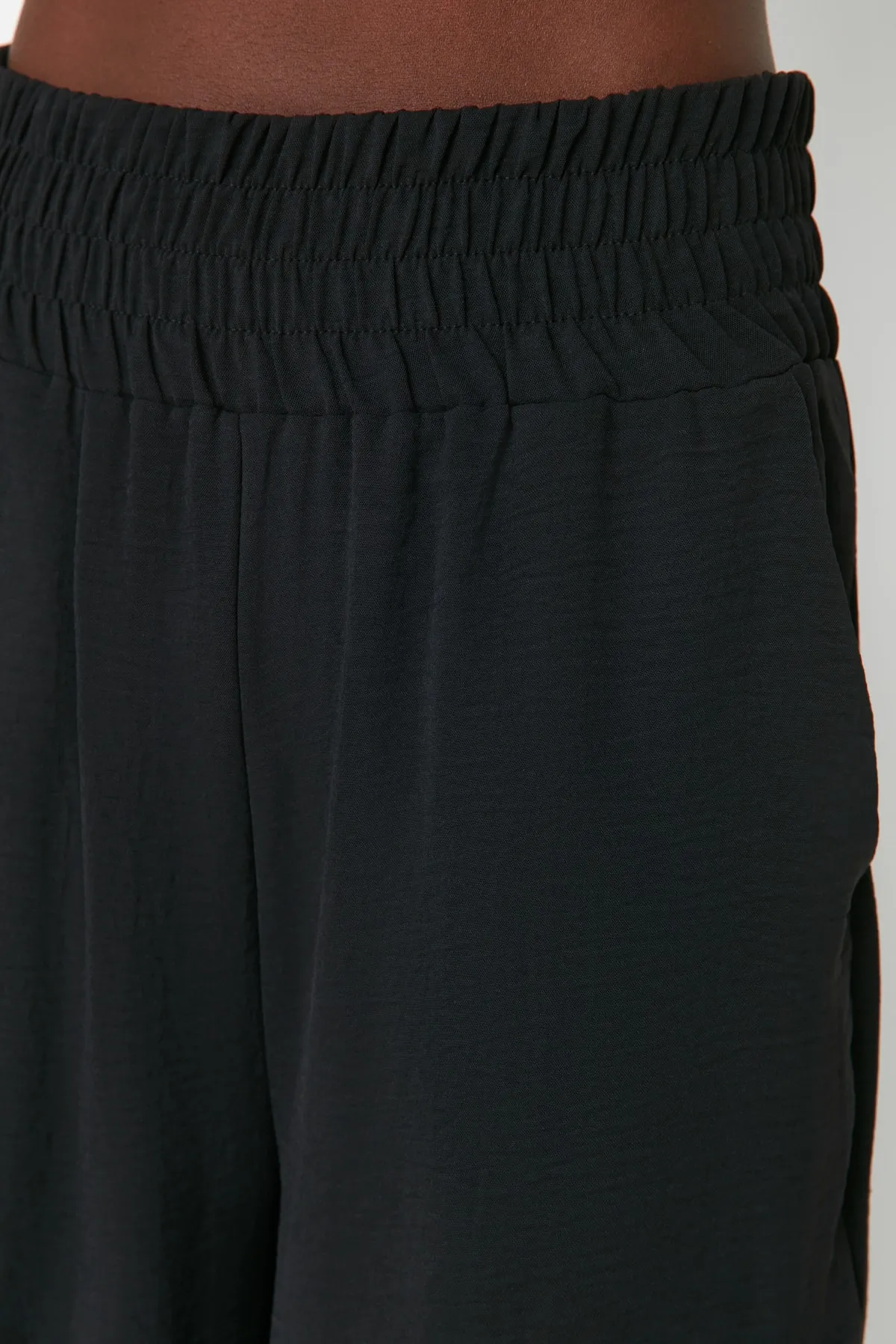 Trendyol Collection  Schwarze Webhose mit weitem Bein und elastischem Bund TWOSS22PL00024