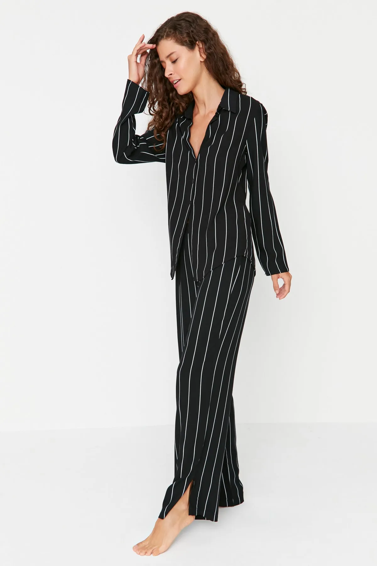 Trendyol Collection  Schwarzes Pyjama-Set aus gewebtem Viskose-Hemd und -Hose mit Streifen und Schlitzdetail THMAW23PT00158