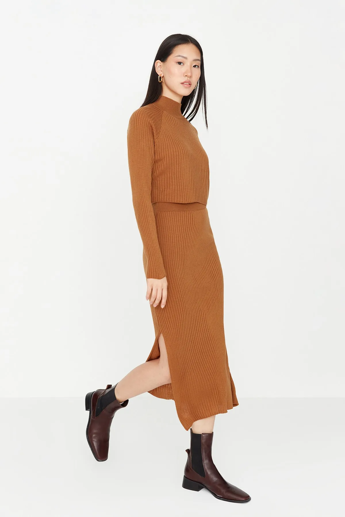 Trendyol Collection  Braunes, kurzes Basic-Set aus Strickoberteil und -unterteil mit Rock TWOAW23AU00170