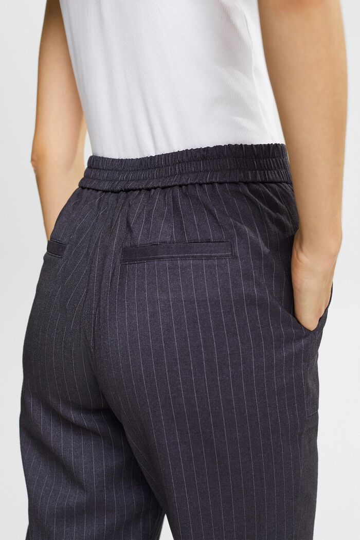 Hose mit Nadelstreifen
