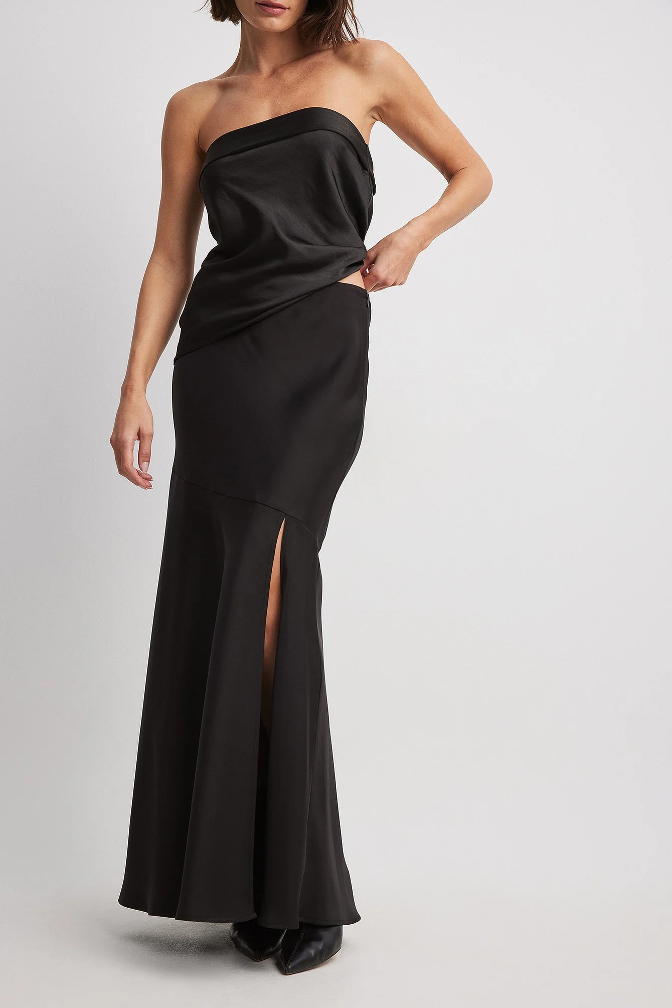 Asymmetrischer Satin-Maxirock mit Nahtdetails
