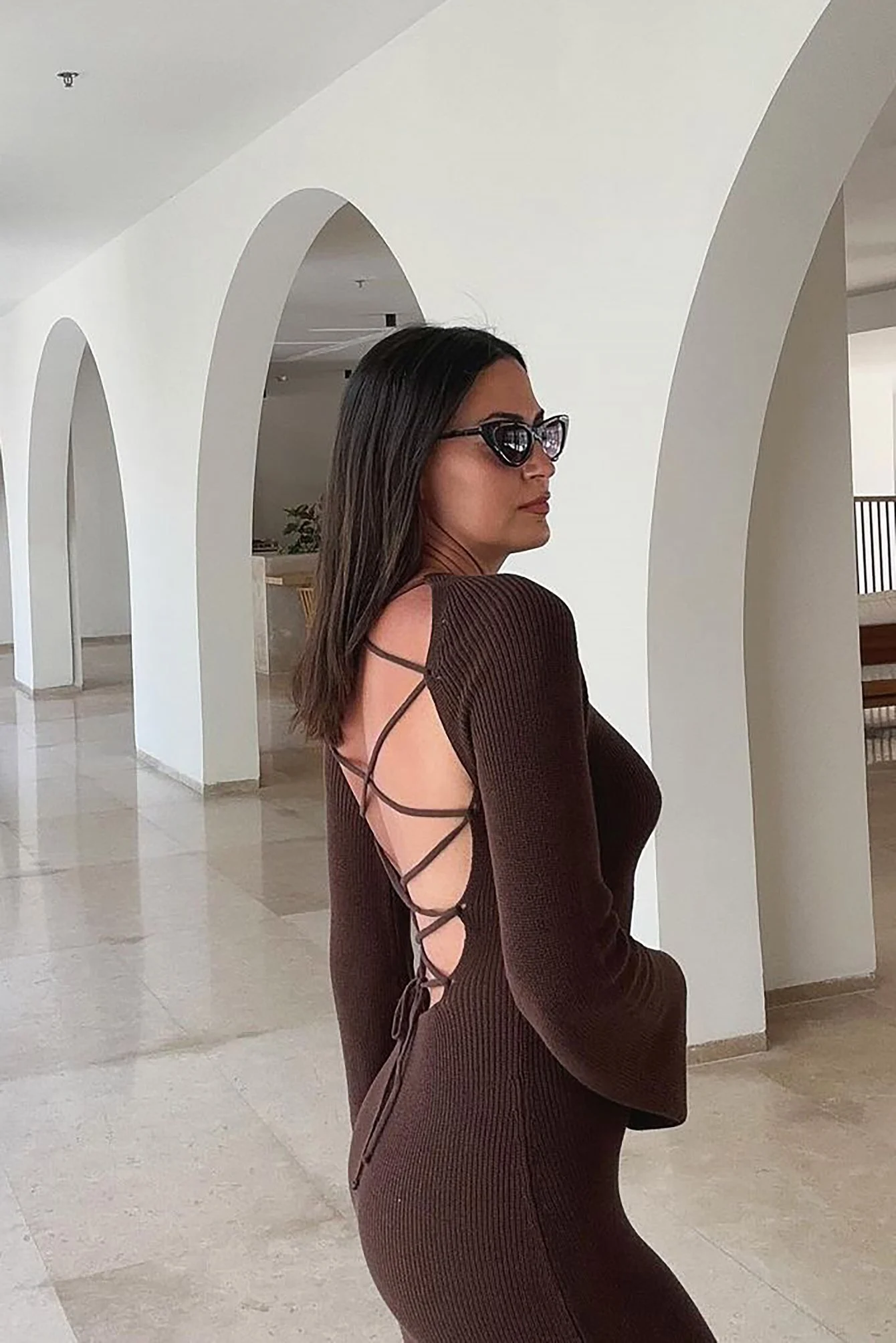 Kleid mit offenem gekreuztem Rücken