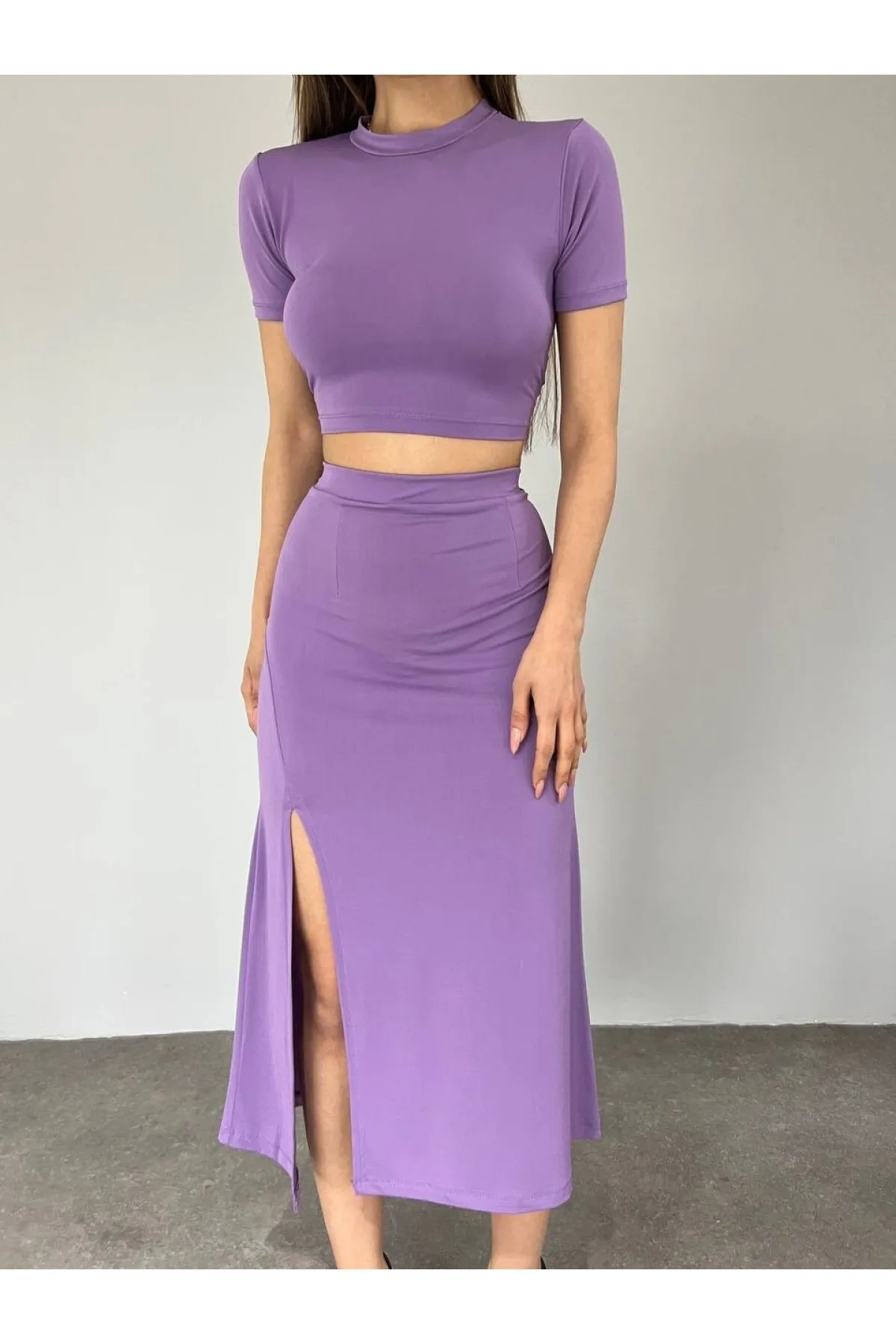Modamorfo  Sandiger Crop-Anzug mit geschlitztem Rock