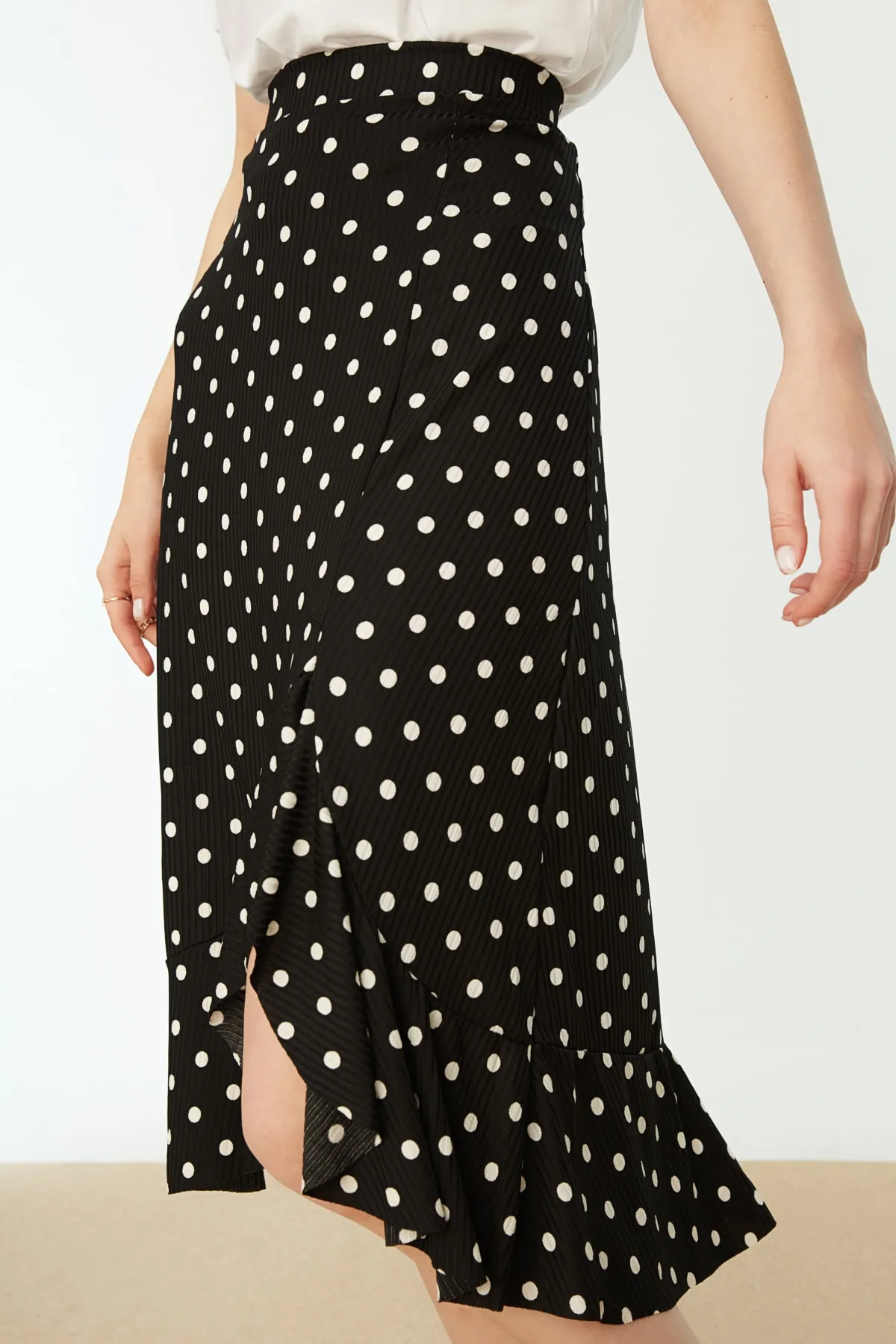Trendyol Collection  Schwarzer Midi-Stretch-Strickrock mit hohem Bund und Tupfenmuster, Raffung und Volant TWOSS21ET0029