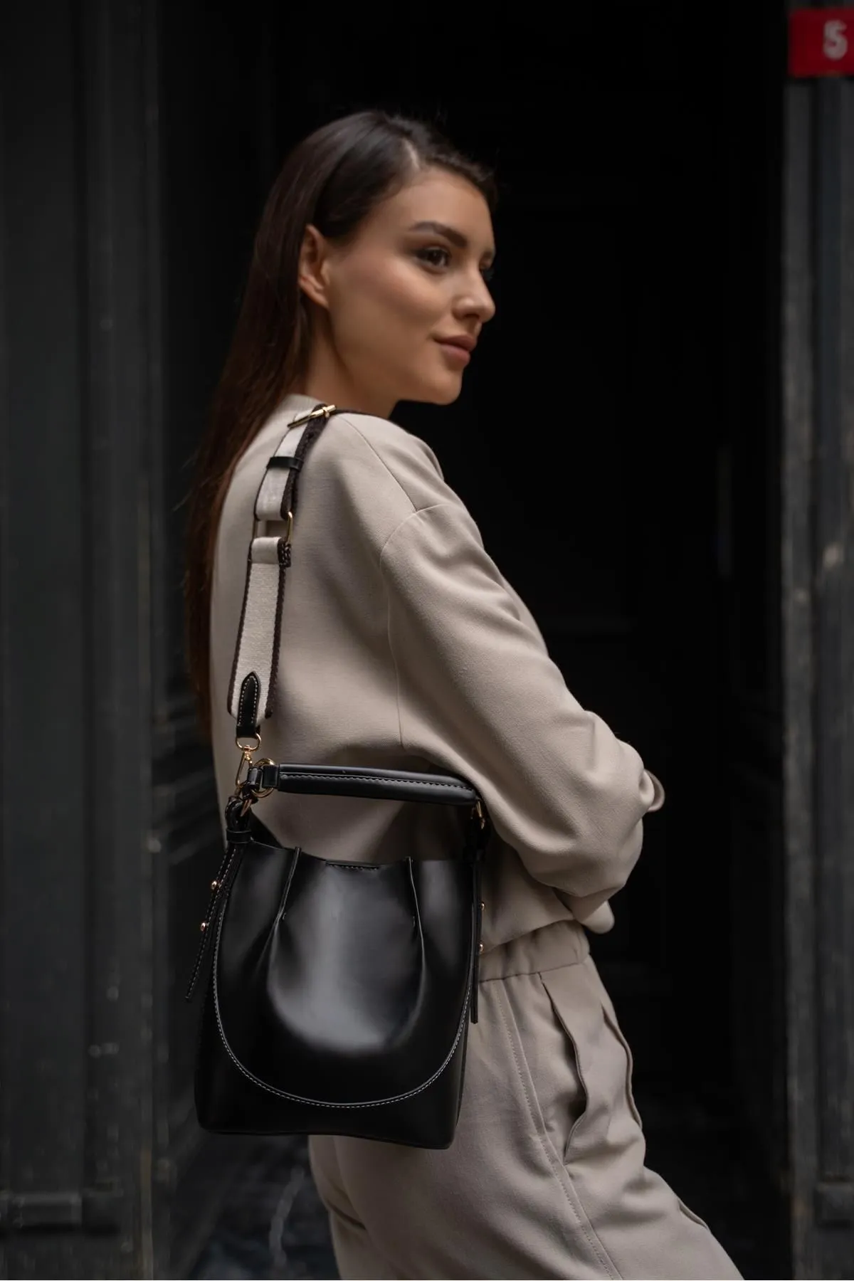 Madamra  Schwarze Damen-Beuteltasche mit oben genähtem Portemonnaie