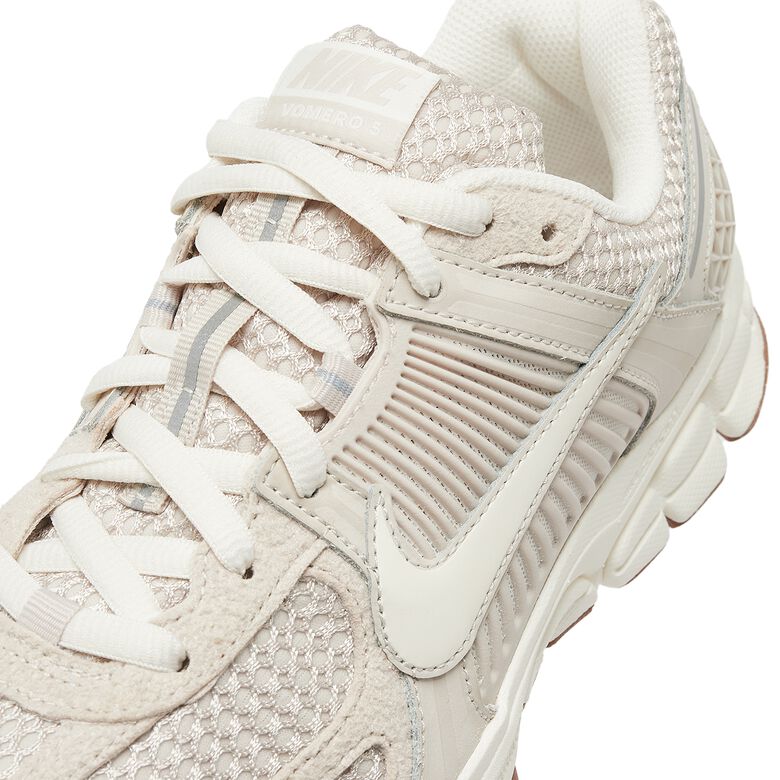 NIKE Zoom Vomero 5 