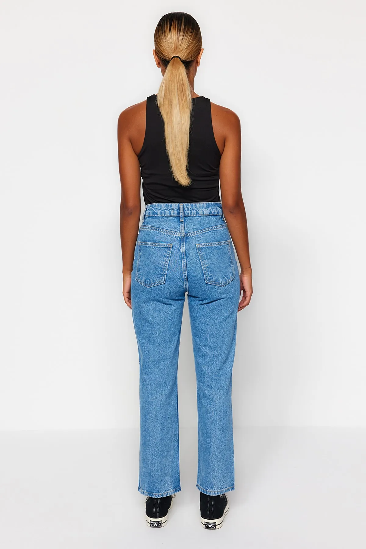 Trendyol Collection  Blaue gerade Jeans mit hoher Taille TWOAW24JE00061